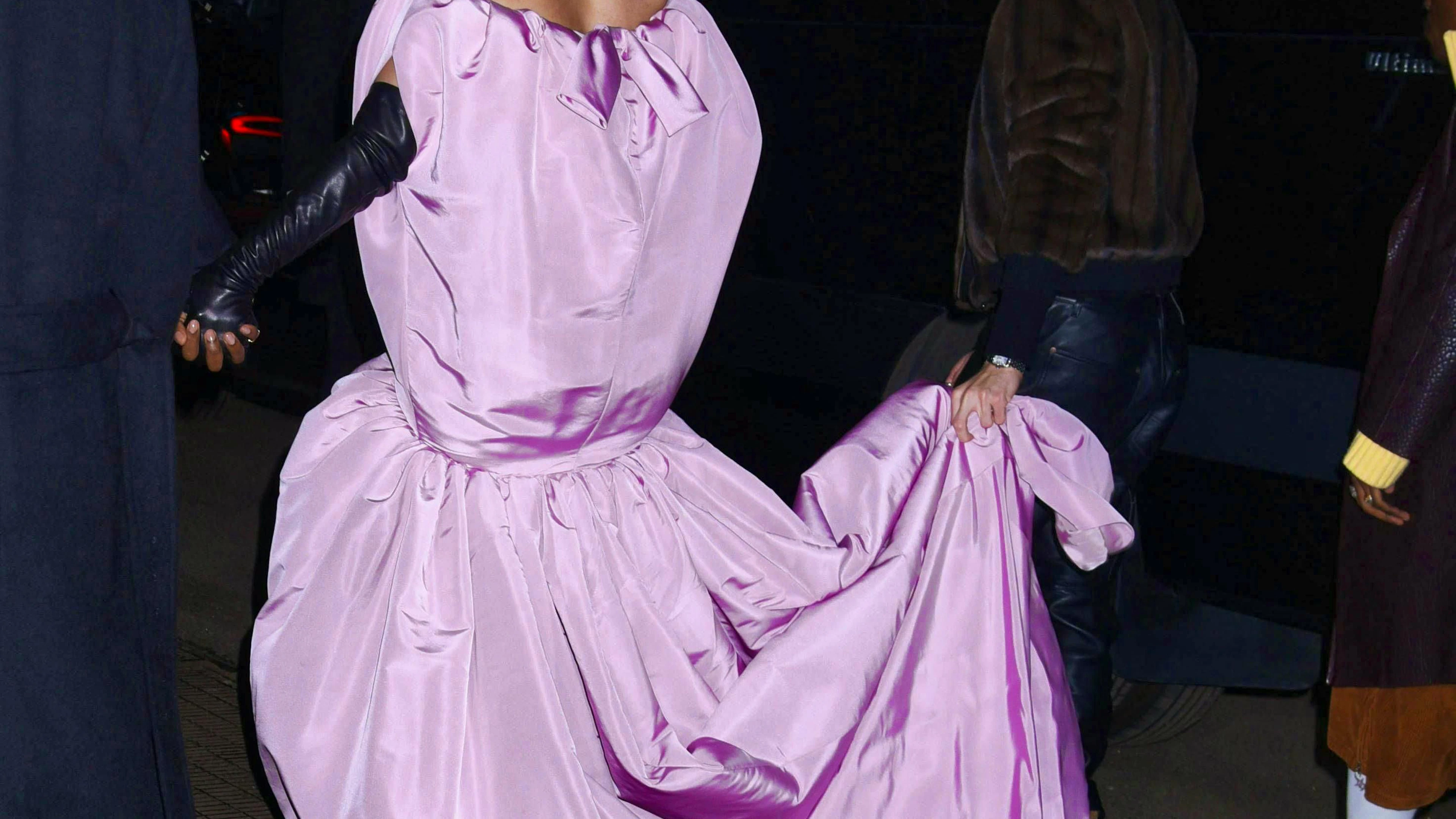 An English newspaper writes about the Balenciaga look: looks like a pink bed sheet.