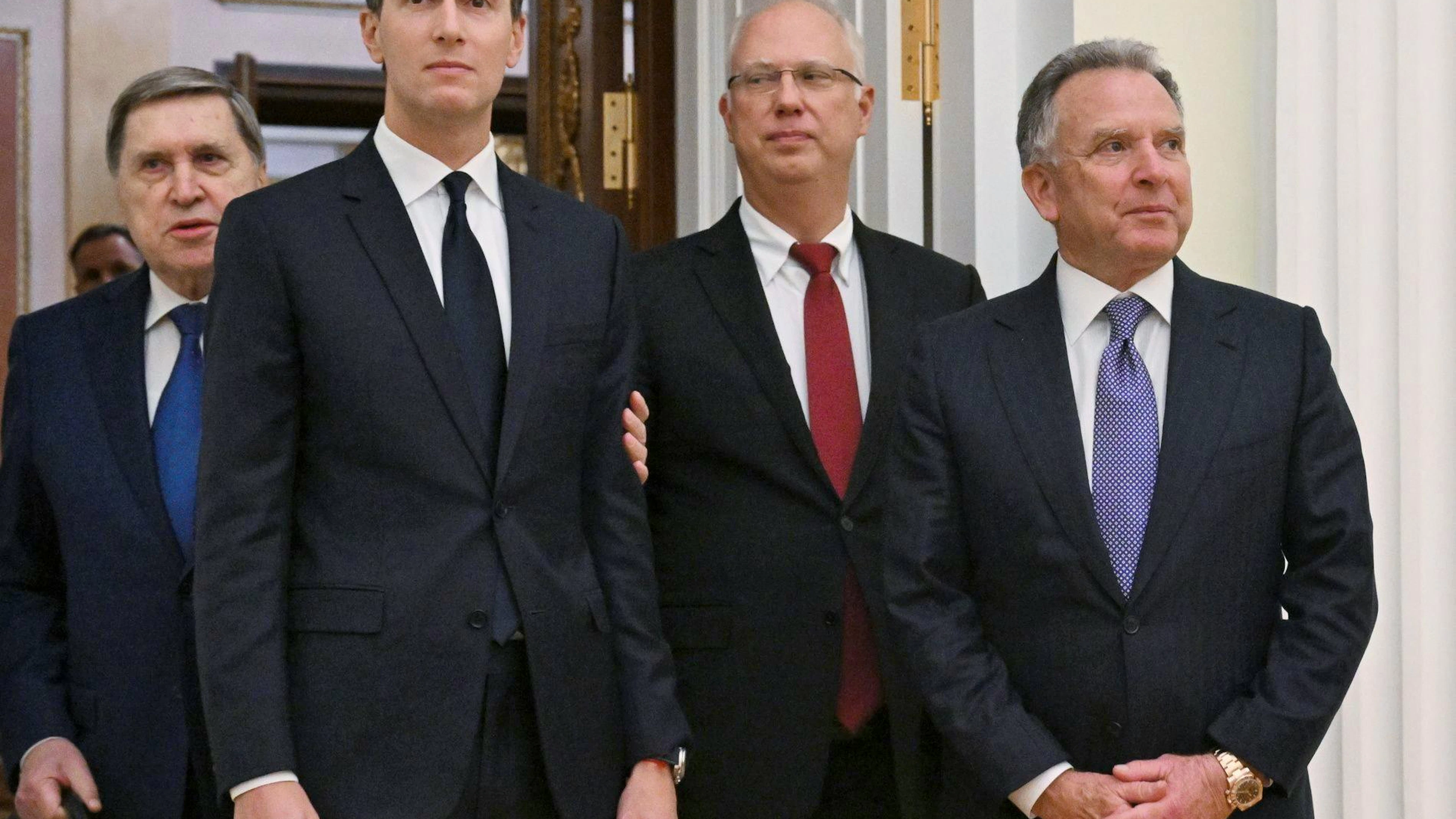 Il consigliere presidenziale russo Yury Ushakov (a sinistra), il genero di Trump Jared Kushner (secondo da sinistra), l'inviato presidenziale statunitense Steve Witkoff (a destra) e Kirill Dmitriev (secondo da destra), amministratore delegato del Fondo russo per gli investimenti diretti (RDIF) e rappresentante speciale del presidente della Federazione Russa per gli investimenti e la cooperazione economica con i paesi stranieri, partecipano a un incontro con il presidente russo Vladimir Putin (non nella foto) al Cremlino di Mosca, Russia, il 2 dicembre 2025.
