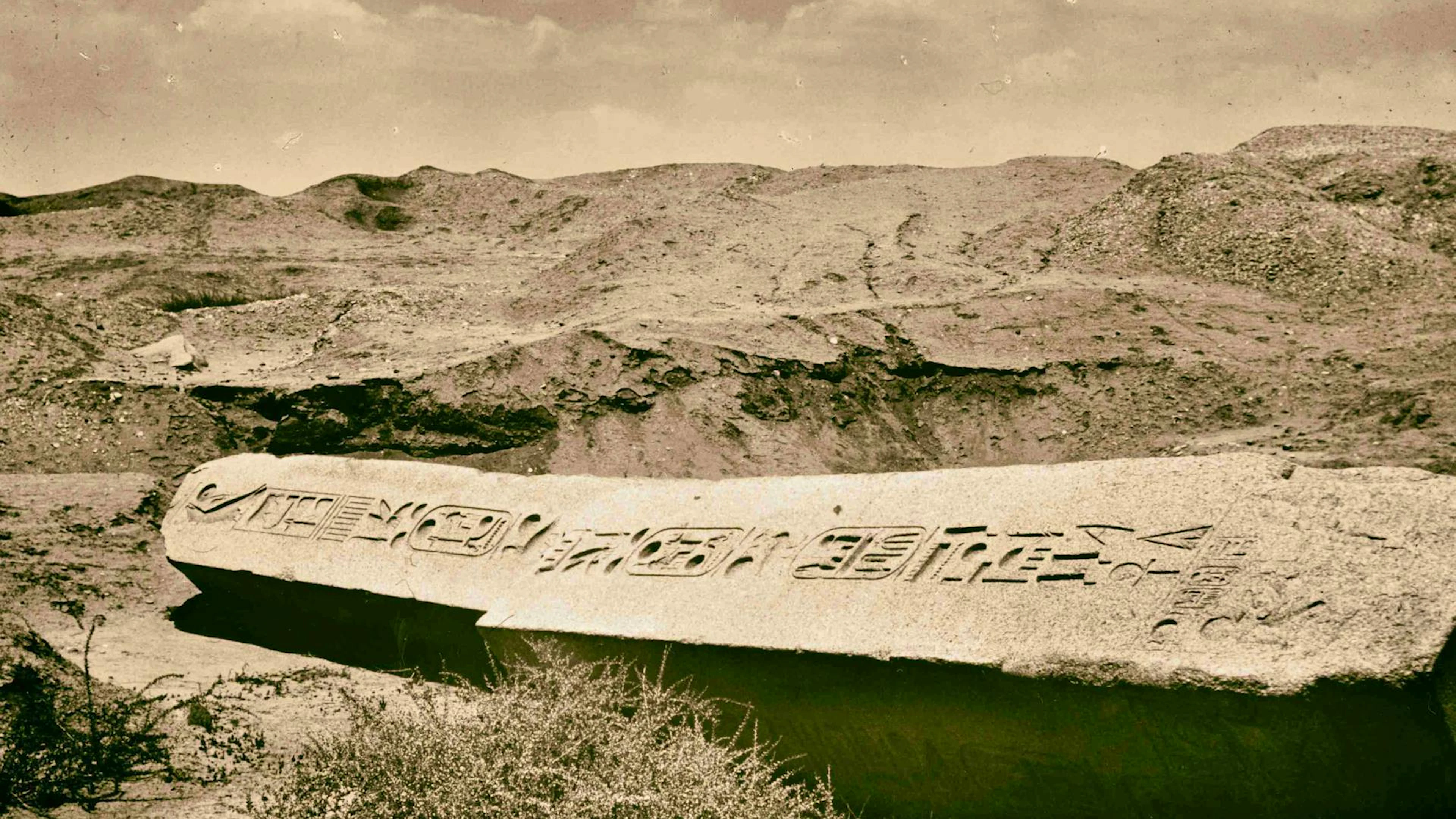 Ein umgestürzter Obelisk, fotografiert 1898. Tatsächlich war Montet nicht der erste Ausgräber in Tanis. Vor ihm gruben im 19. Jahrhundert bereits Jean-Jacques Rifaud, Auguste Mariette und W. M. Flinders Petrie. Letzterer wird in Montets Pubklikationen auch zitiert.