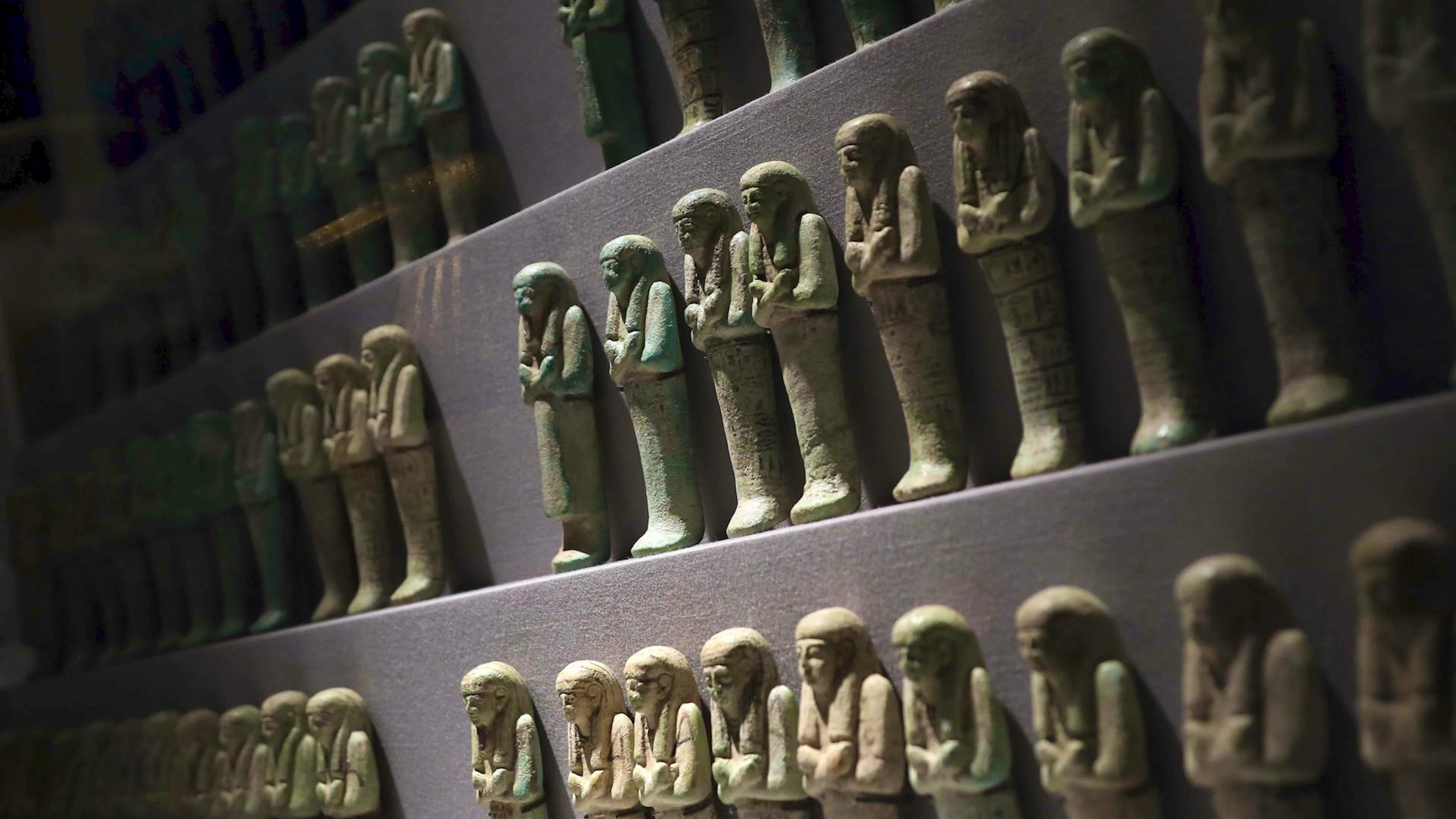 Und die gingen in die Tausende. In den königlichen Gräbern befanden sich allein Hunderte von Uschebits. Hier Beispiele aus der Grabkammer des Psusennes I. Die kleinen Grabfigürchen aus Fayence sollten dem Verstorbenen im Jenseits als «Diener» Arbeiten abnehmen.