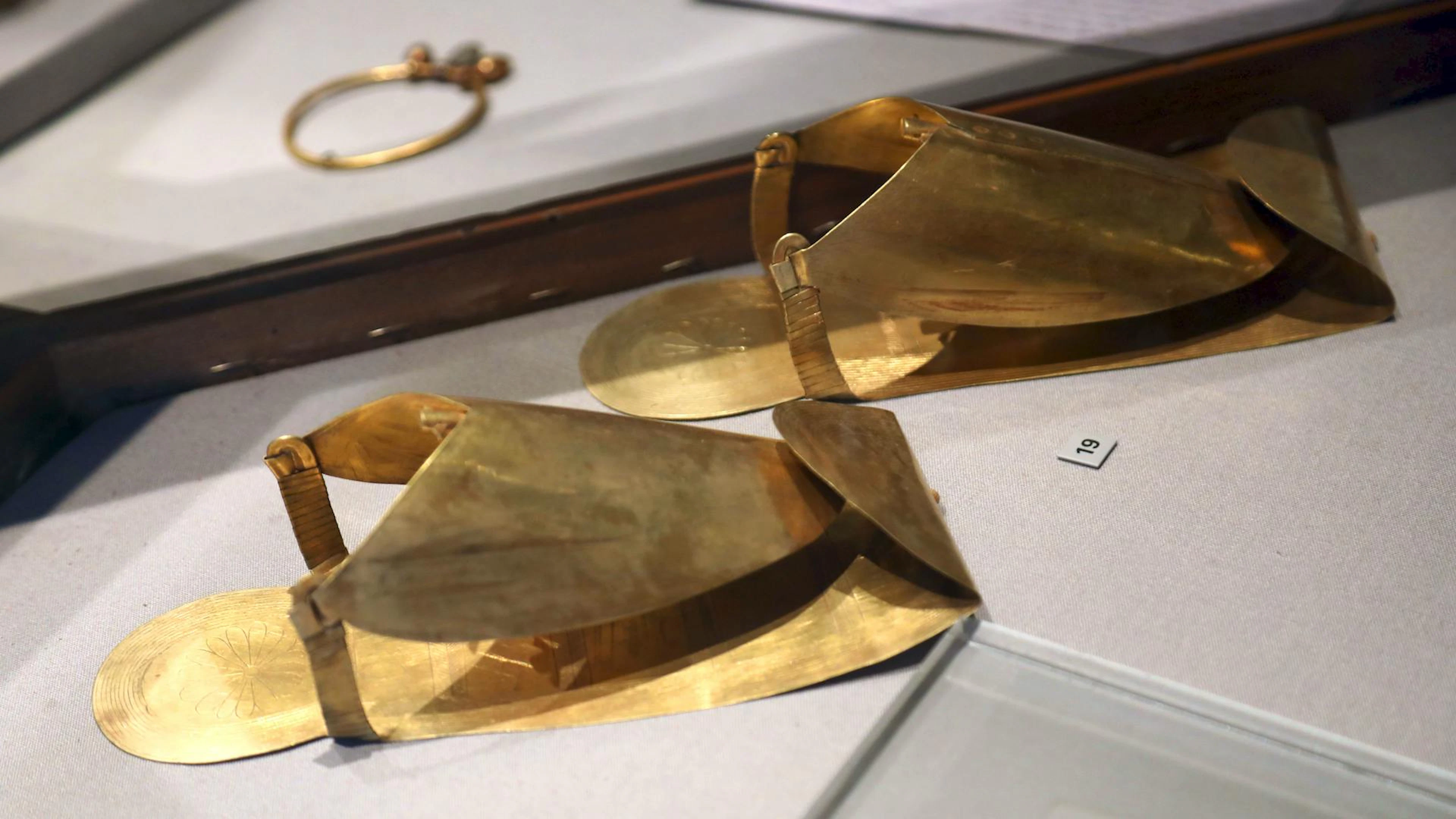 Goldene Sandalen und Fingerkappen schmückten die Mumie von Psusennes I. – ein königlicher Luxus für die Ewigkeit.