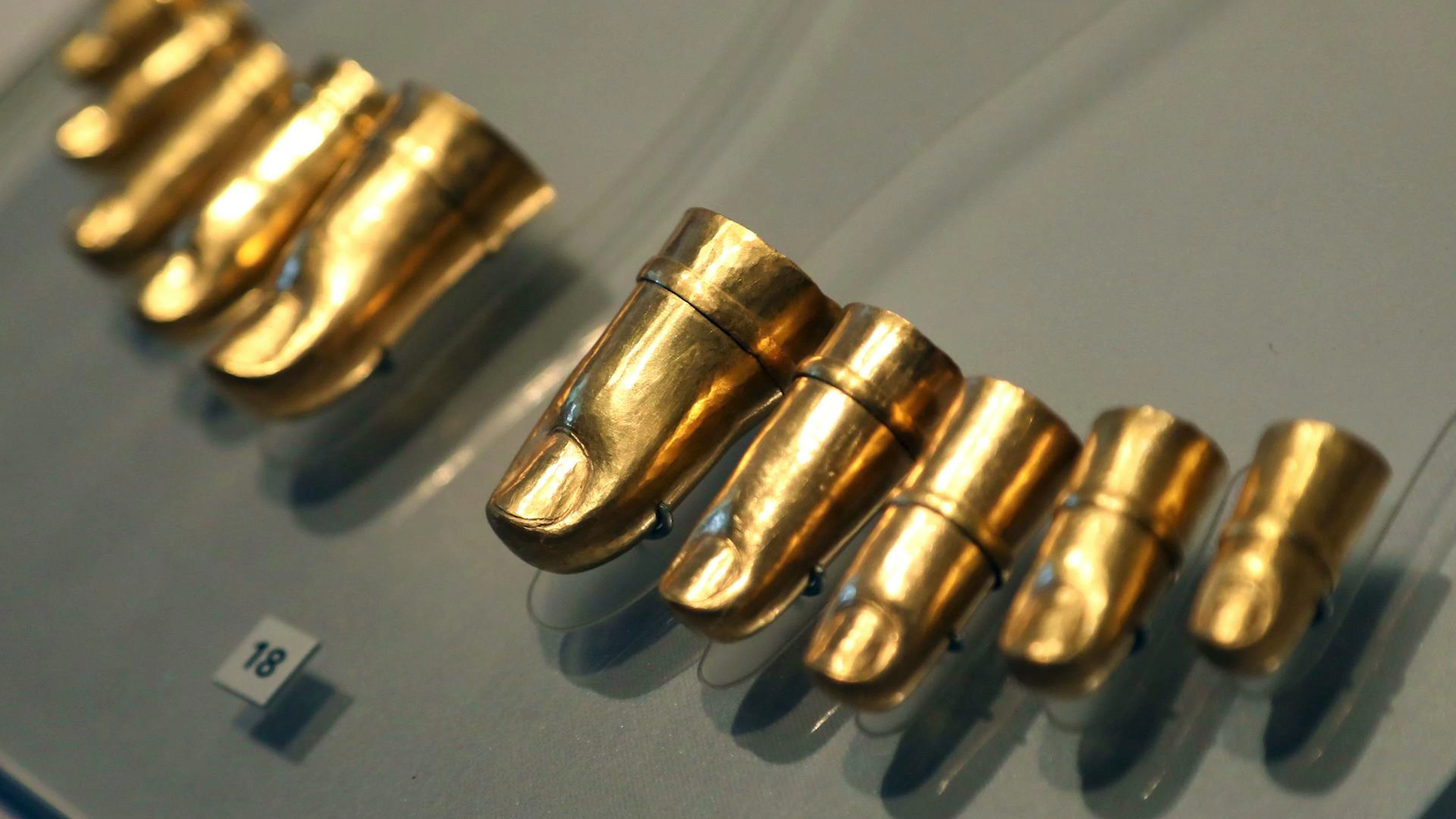 Goldene Fingerkappen, die von der Mumie des Psusennes I. stammen – ein ritueller Schutzschmuck, der die Hände im Jenseits bewahren sollte.