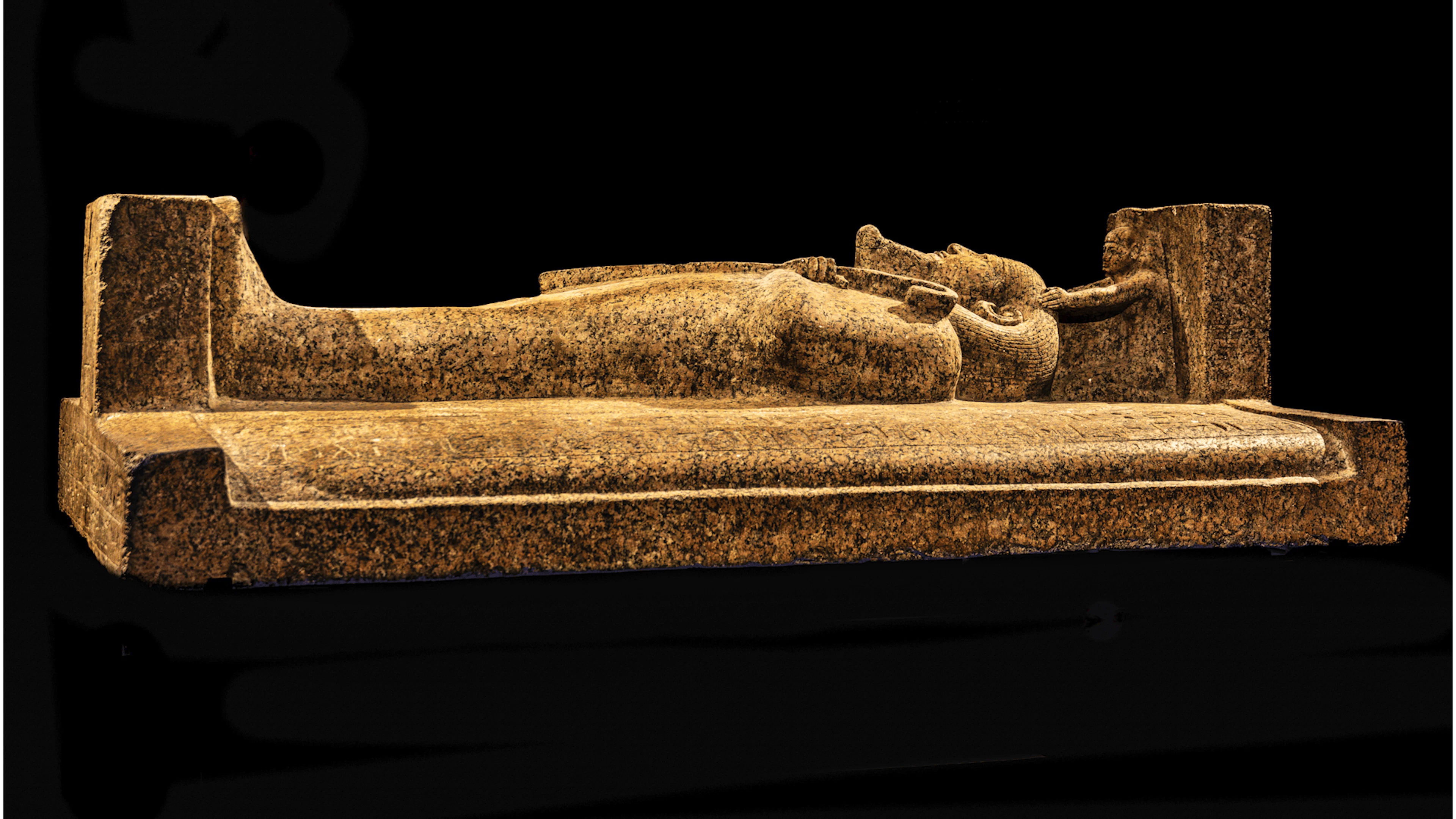 Deckel des Sarkophags von Merenptah, wiederverwendet für Psusennes I. Der äussere Sarg ist aus rotem Granit gefertigt. Dieser Stein wurde in der Antike vor allem in der Nähe des heutigen Assuan abgebaut.