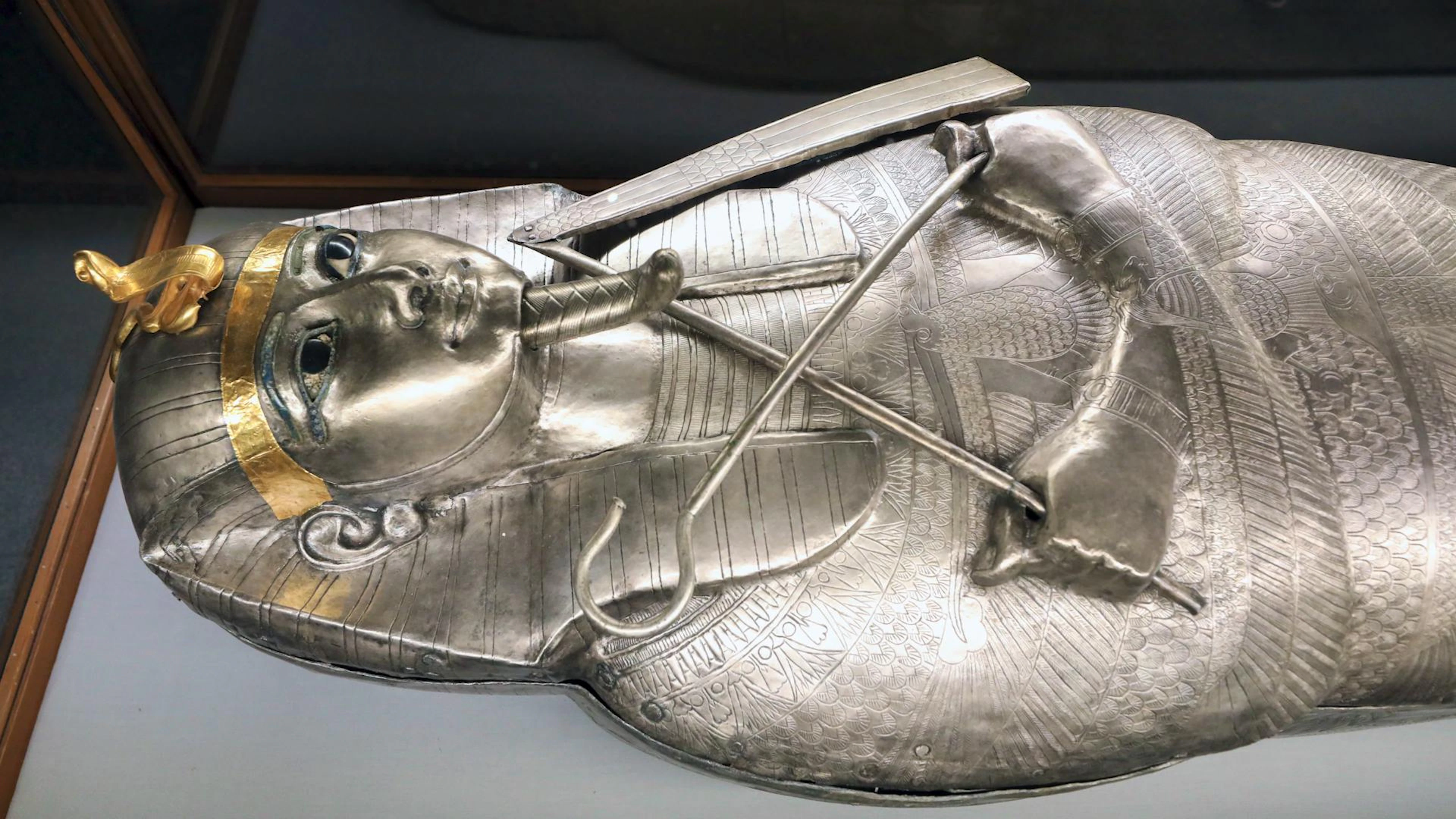 Der Silbersarkophag des Psusennes I. im alten Ägyptischen Museum am Tahrir-Platz im Herzen Kairos. Er ist eine Besonderheit, weil Silber im alten Ägypten seltener und teurer war als Gold.