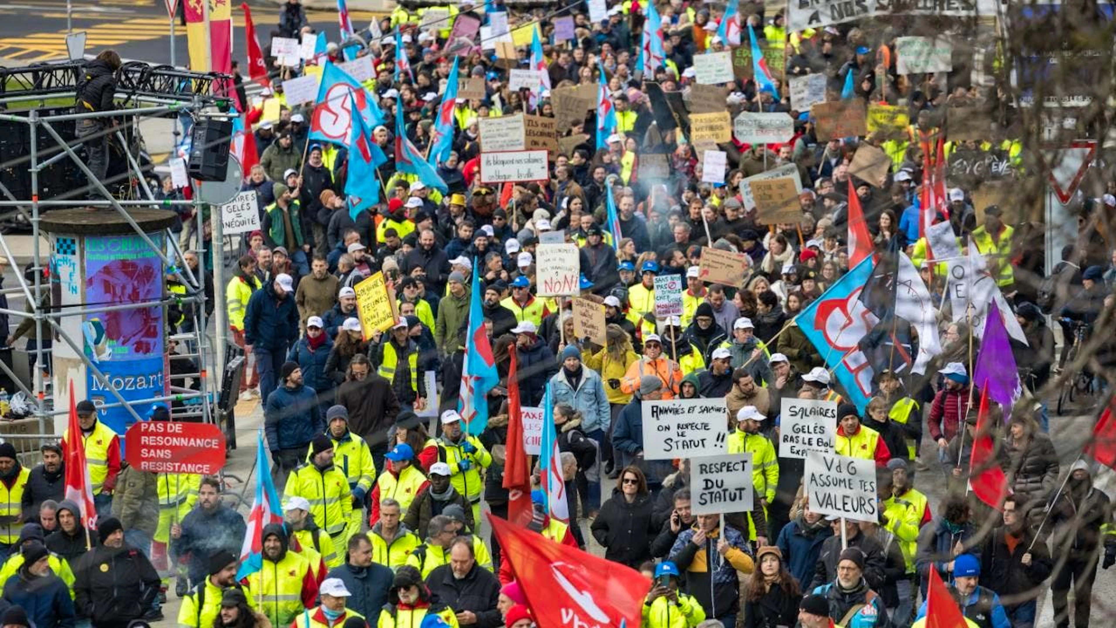 Un momento della manifestazione dei dipendenti della città di Ginevra che hanno incrociato le braccia per denunciare i tagli previsti nel bilancio 2026.