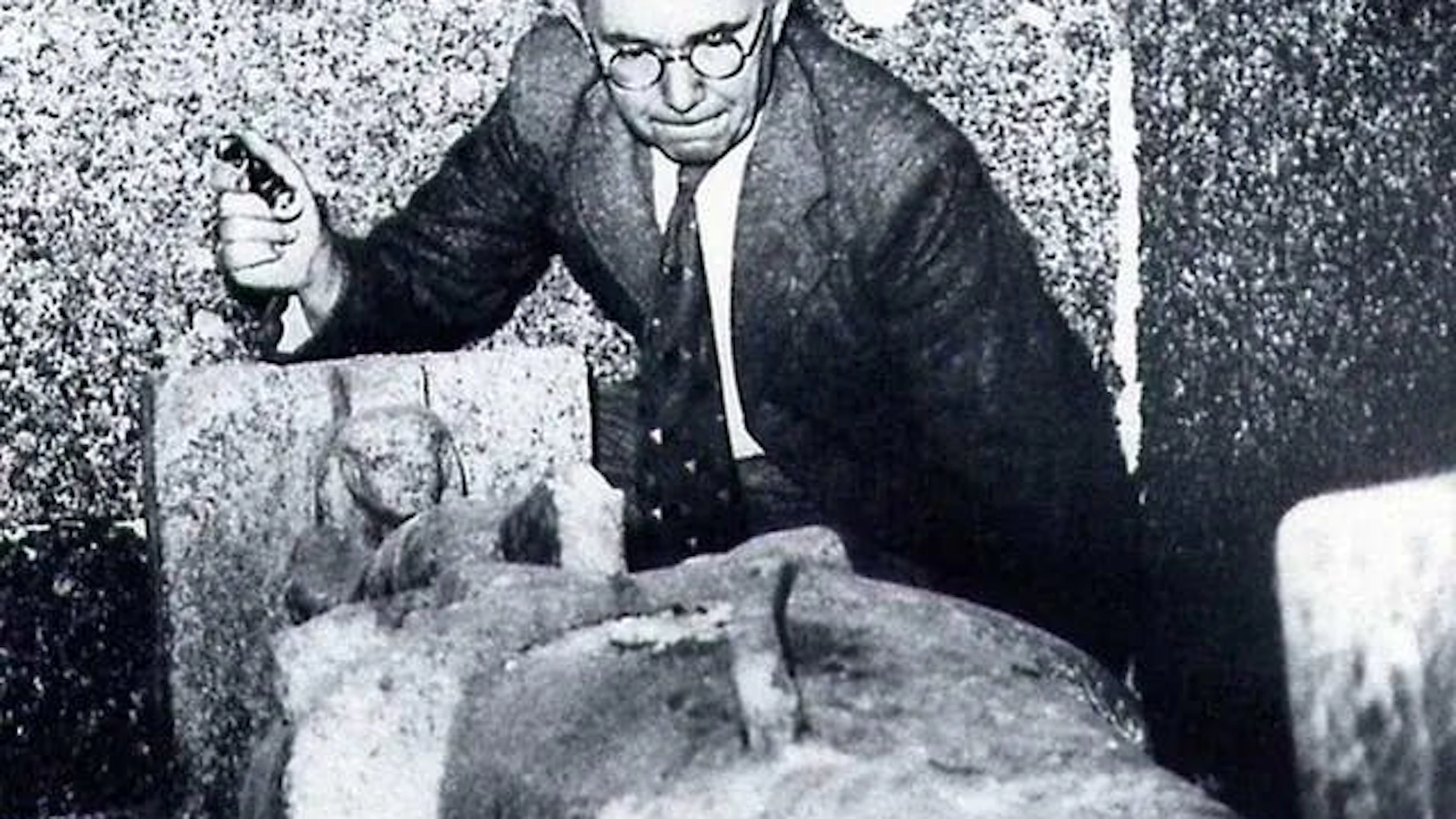Pierre Montet, hier in der Grabkammer des Psusennes I. In der Nachwelt gilt Montet als der Ausgräber, der die Tanis-Funde durch Akribie und Exaktheit abgesichert hat. Als Forschender legte er höchsten Wert auf&nbsp; die Dokumentation und auf das Inventarisieren der Funde.