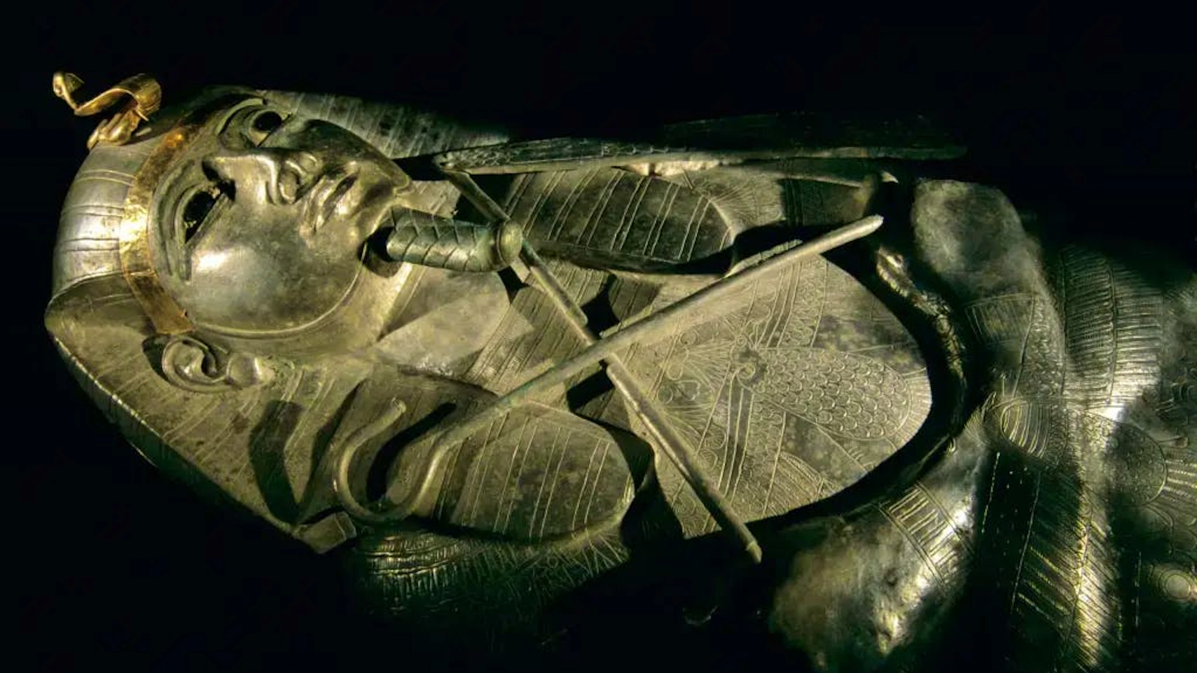 Der Silbersarkophag des Psusennes I. aus rund 90 Kilogramm Silberblech. Er war im feuchten Grab so angegriffen, dass sich der Boden bereits von den Seiten gelöst hatte.
