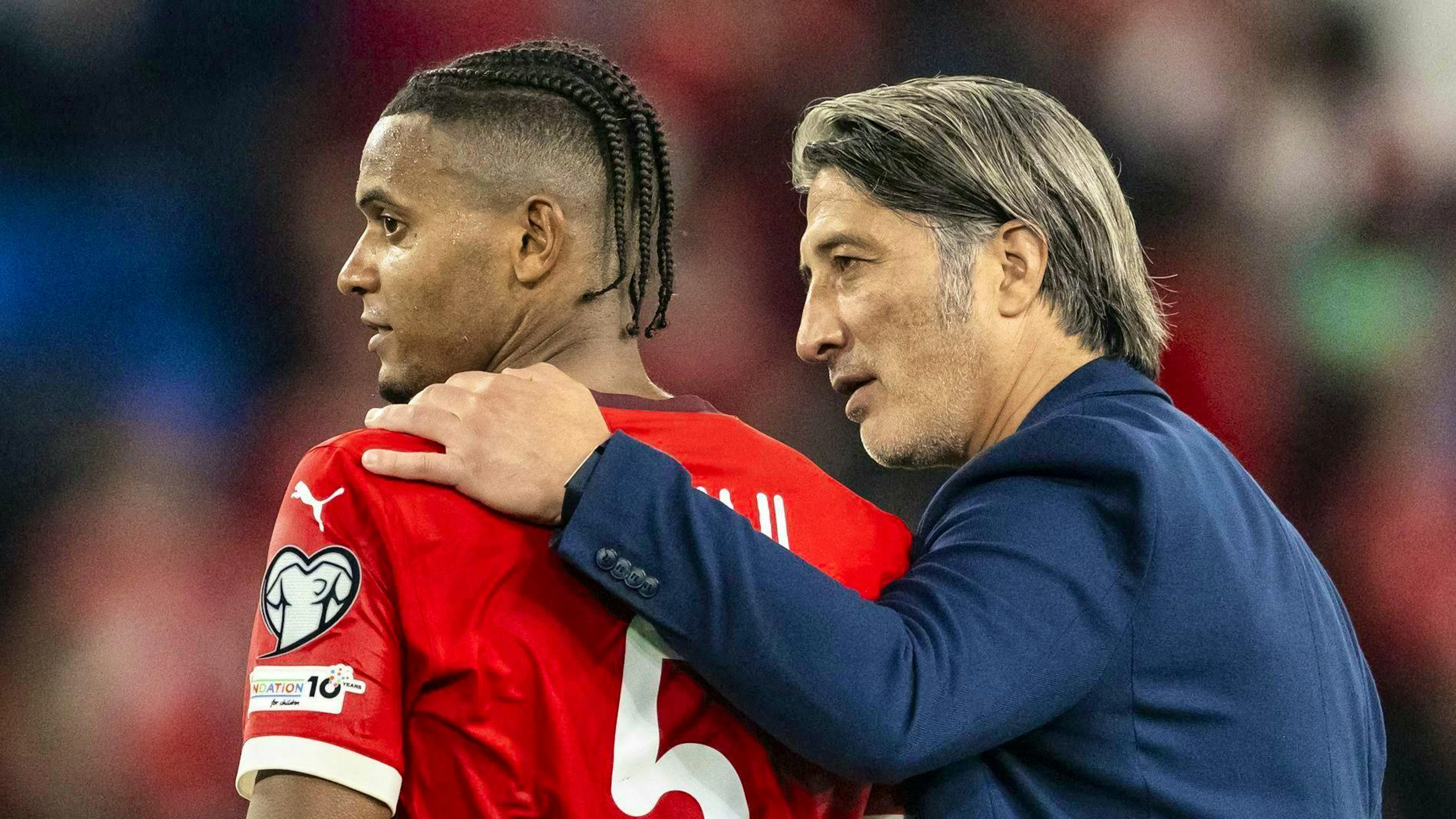 Manuel Akanji, a sinistra, parla con il suo allenatore Murat Yakin durante la partita di qualificazione alla Coppa del Mondo FIFA 2026 tra Svizzera e Slovenia.
