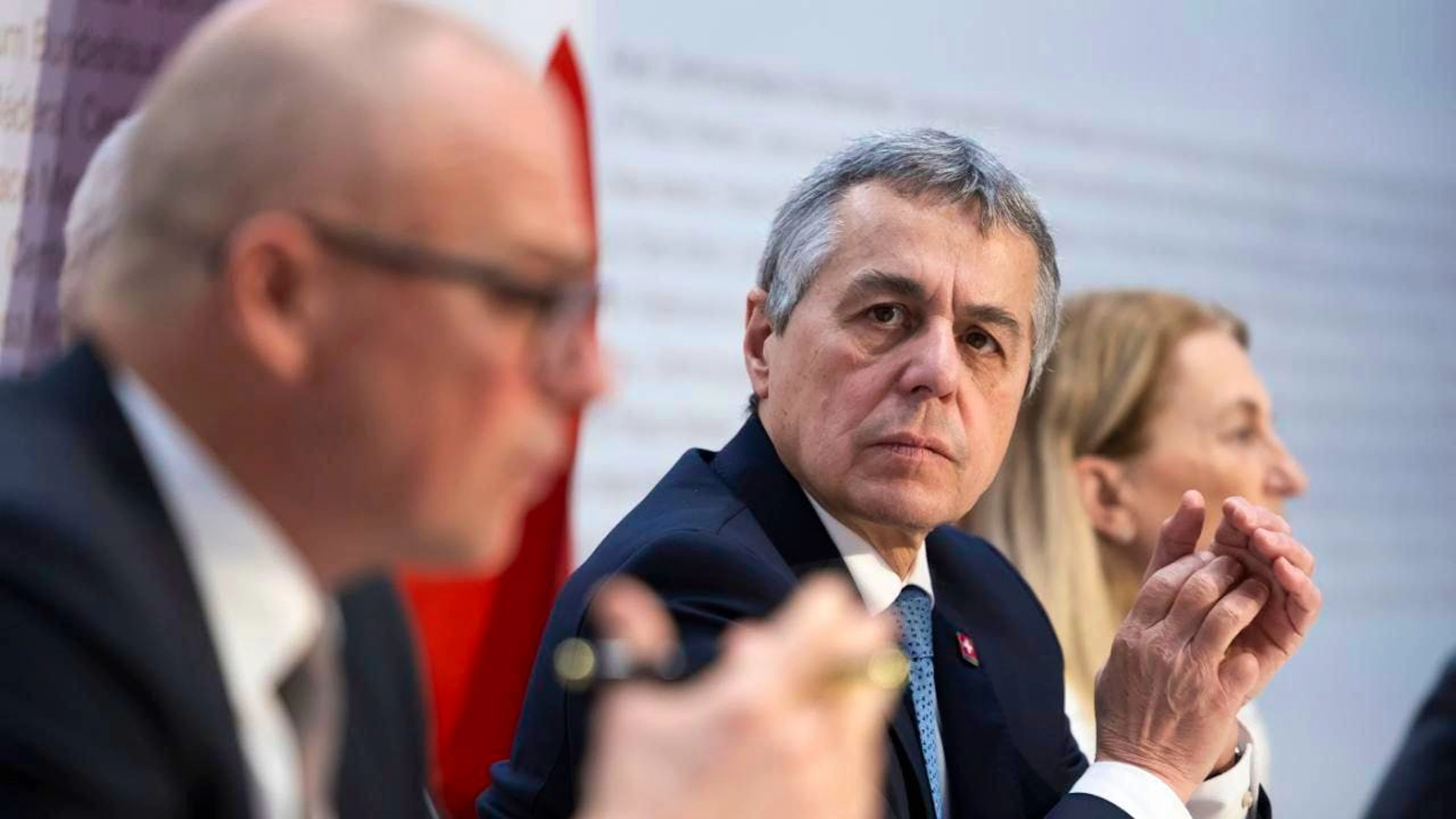Il consigliere federale Ignazio Cassis seduto fra i Segretari di stato Alexander Fasel e Helene Budliger Artieda.
