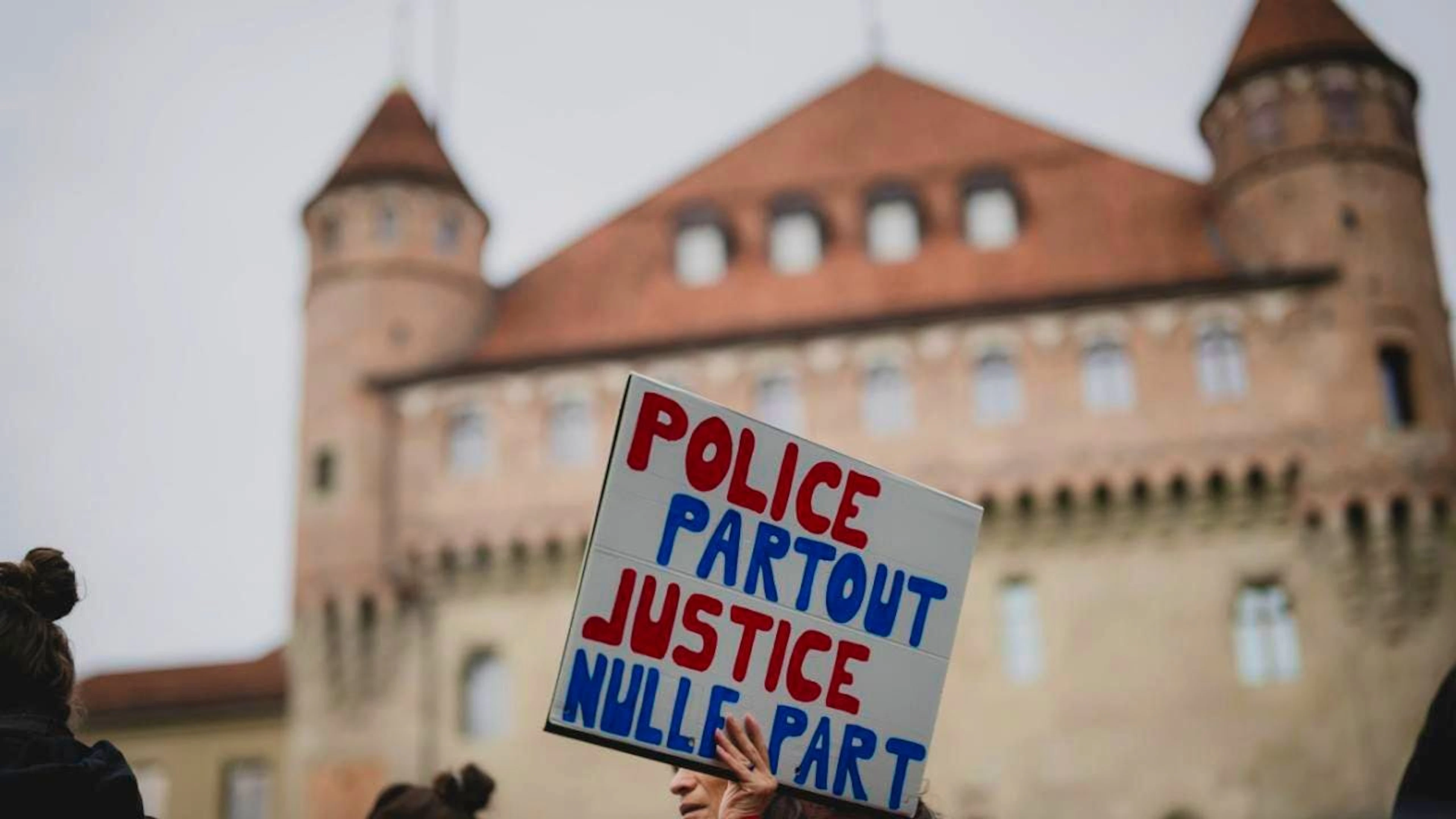 Il corteo è partito da Place du Château e, passando per luoghi associati alle violenze della polizia, è terminato nel quartiere di Prélaz.