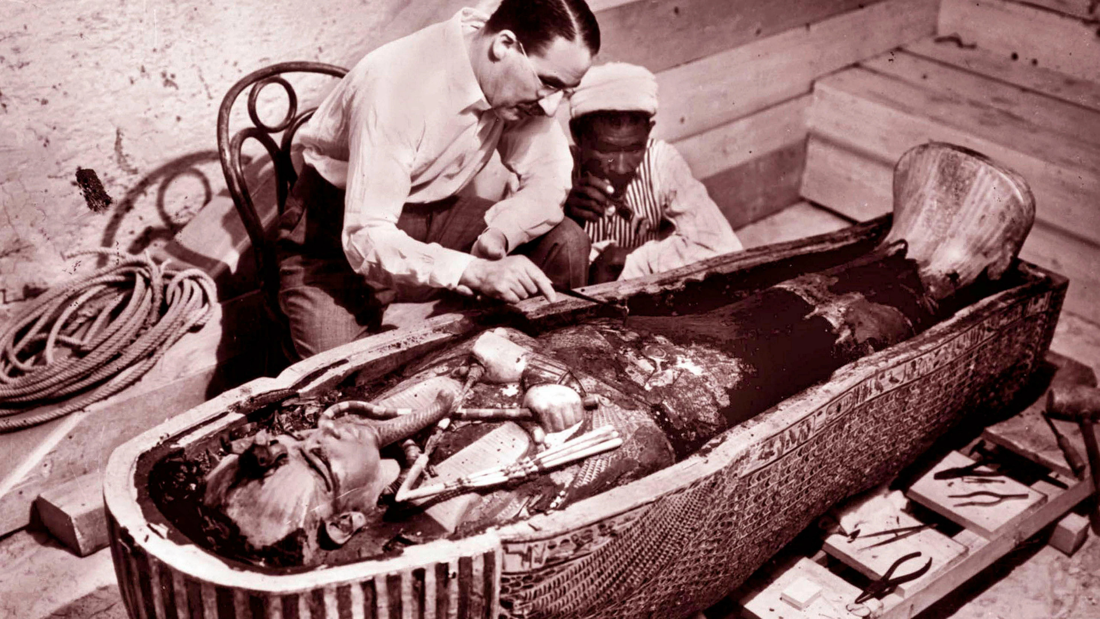 Howard Carter wusste sich und seinen Fund perfekt zu inszenieren: Jede Aufnahme sass – publikumswirksam arrangiert und für die Presse verwertbar. Möglich machte das auch sein Geldgeber Lord Carnarvon, der die Grabung mitfinanzierte und den Fund mit Carter gezielt in die Öffentlichkeit trug.