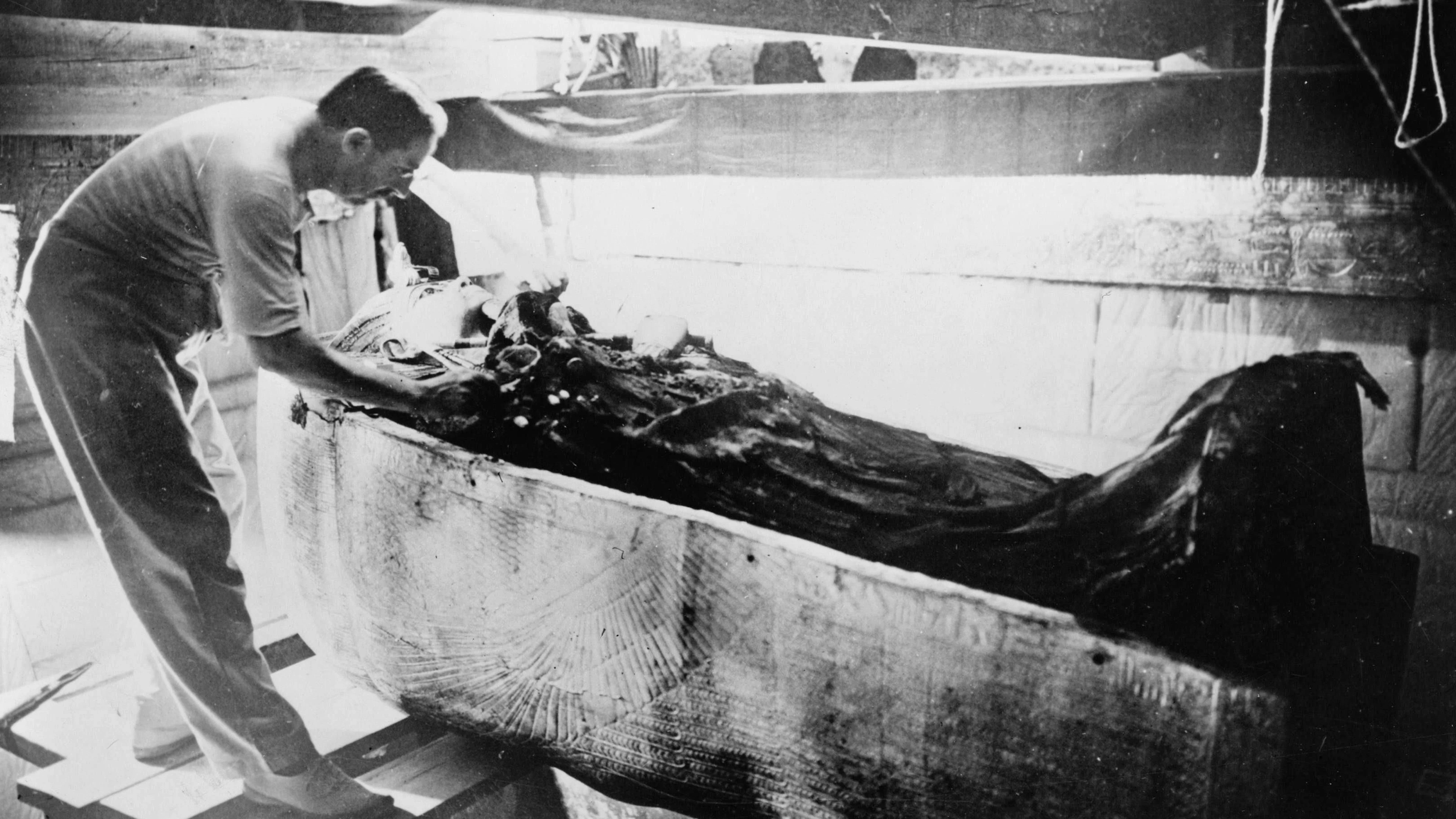 Anders im Tal der Könige: Howard Carter im Grab Tutanchamuns. Die trockene Wüstenluft hat die Mumie und die Gegenstände in der Grabanlage über Jahrtausende sehr gut konserviert.