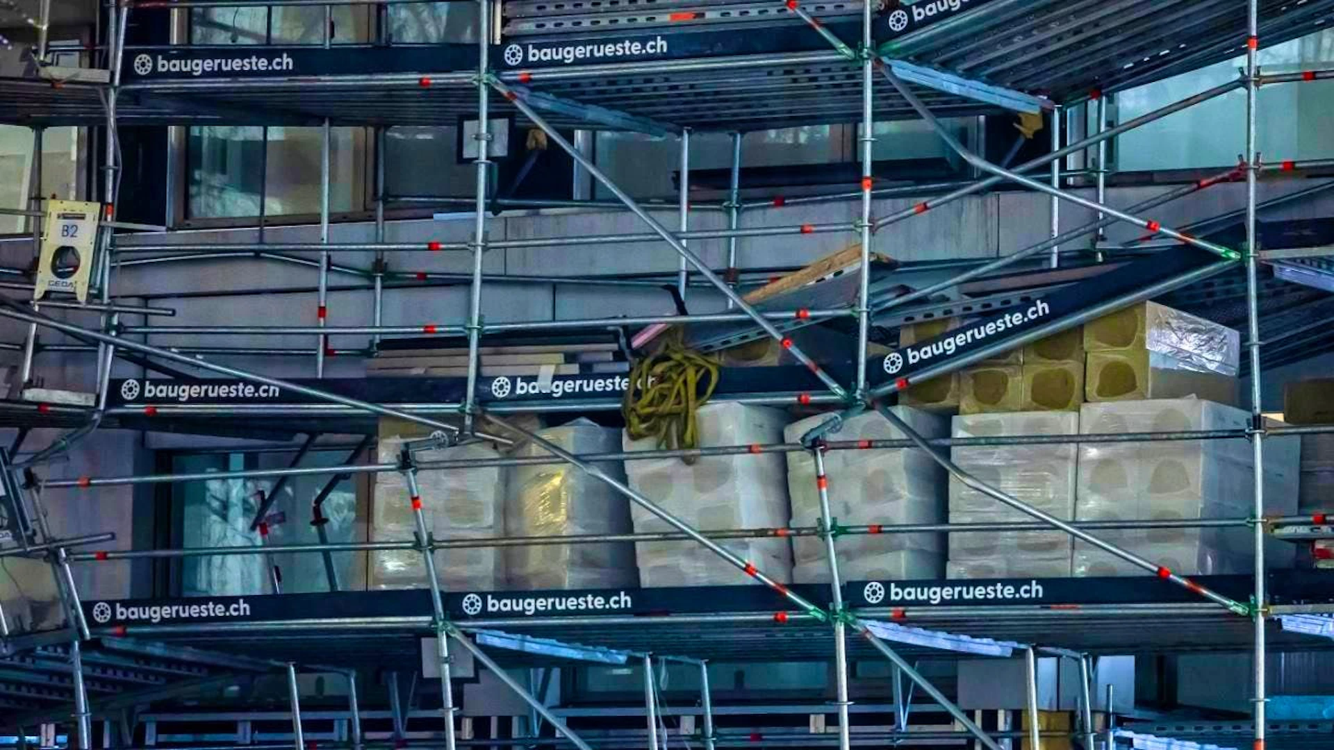 Scaffolding on high-rise building in Zurich-Oerlikon threatens to collapse