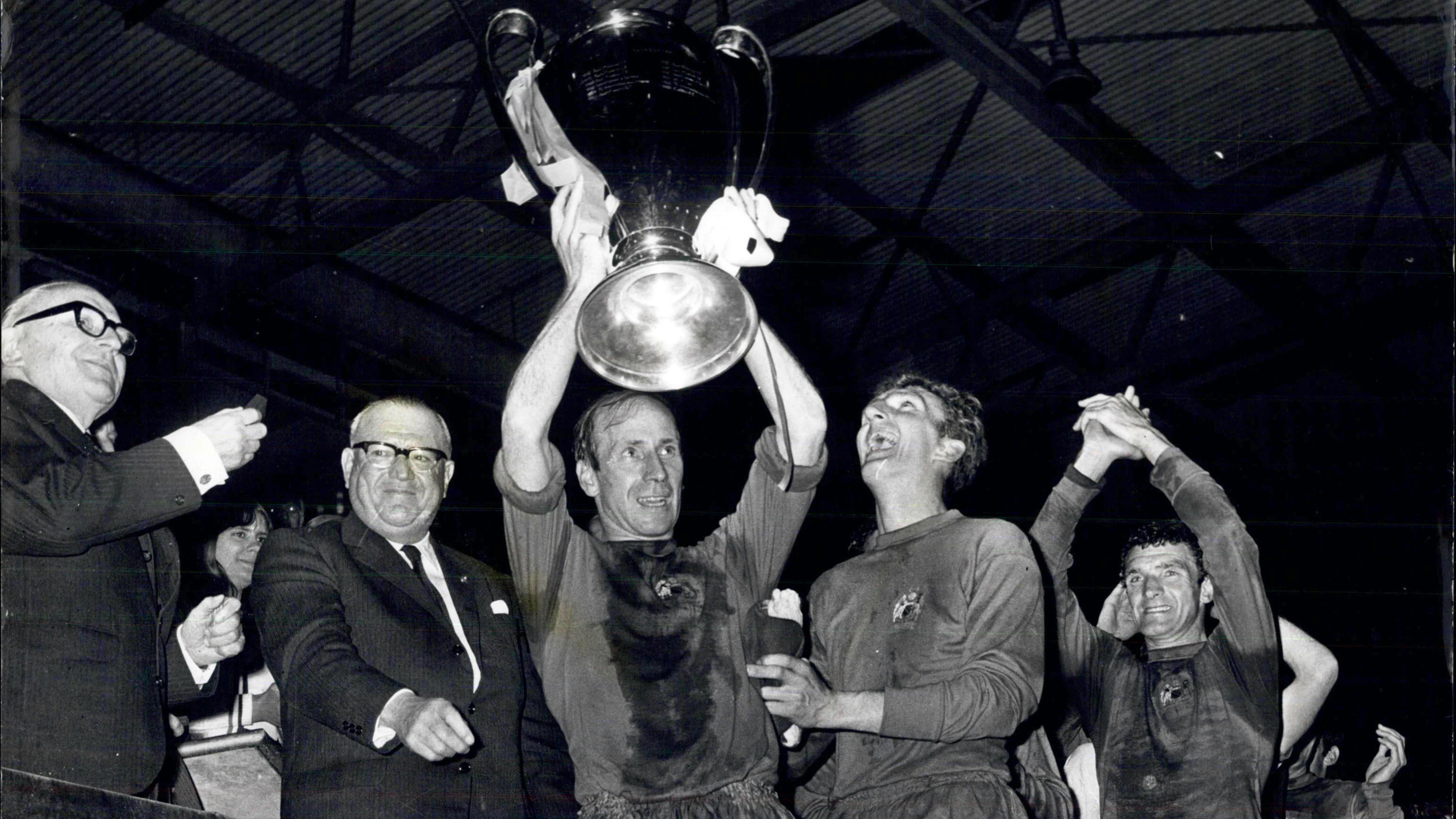 1968: Bobby Charlton holt mit Manchester United den Europa-Cup-Pokal.