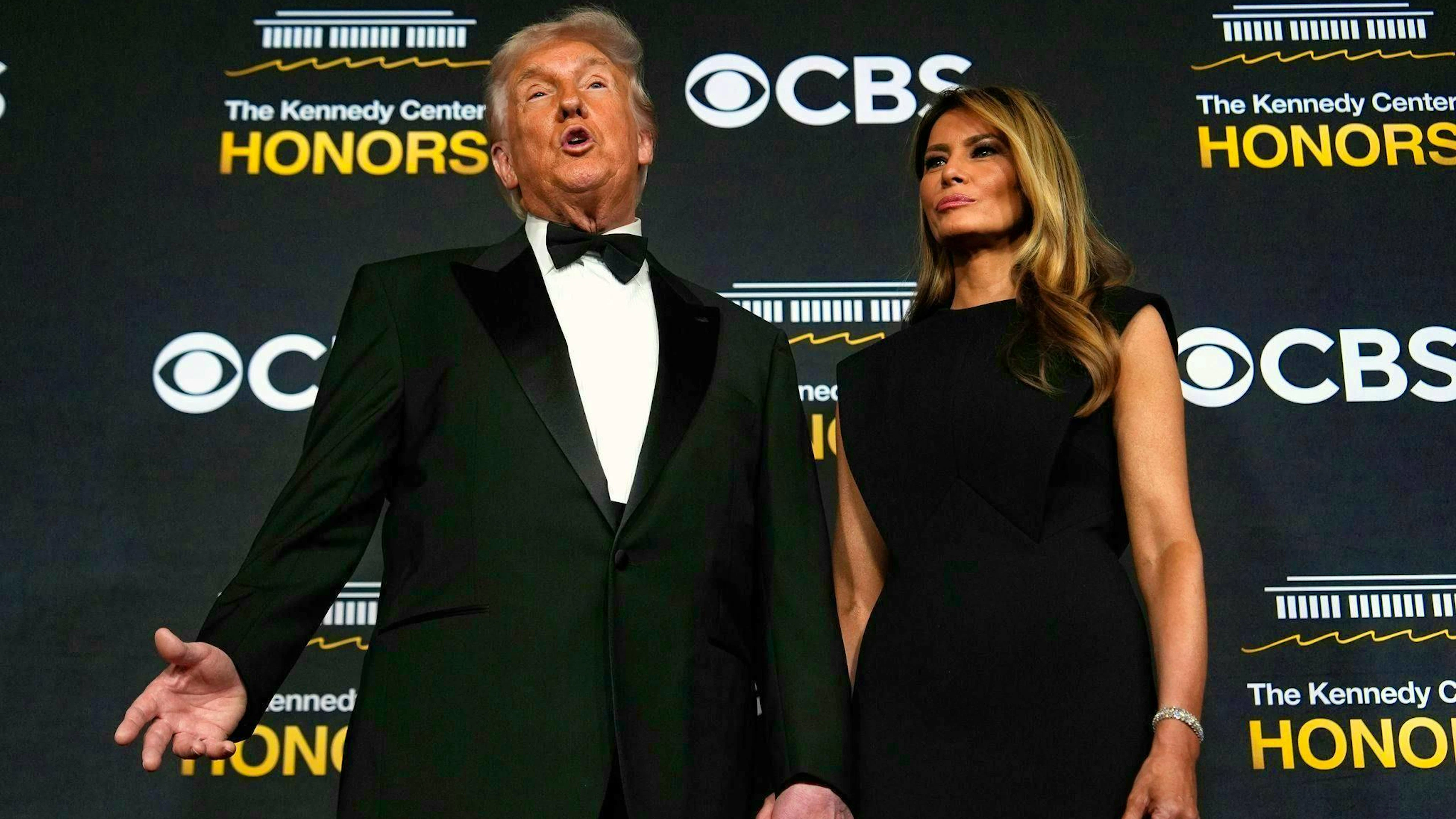 Il presidente statunitense (in foto con First Lady Melania Trump) in genere partecipa come spettatore della consegna dei premi per la cultura americana, e non come presentatore.