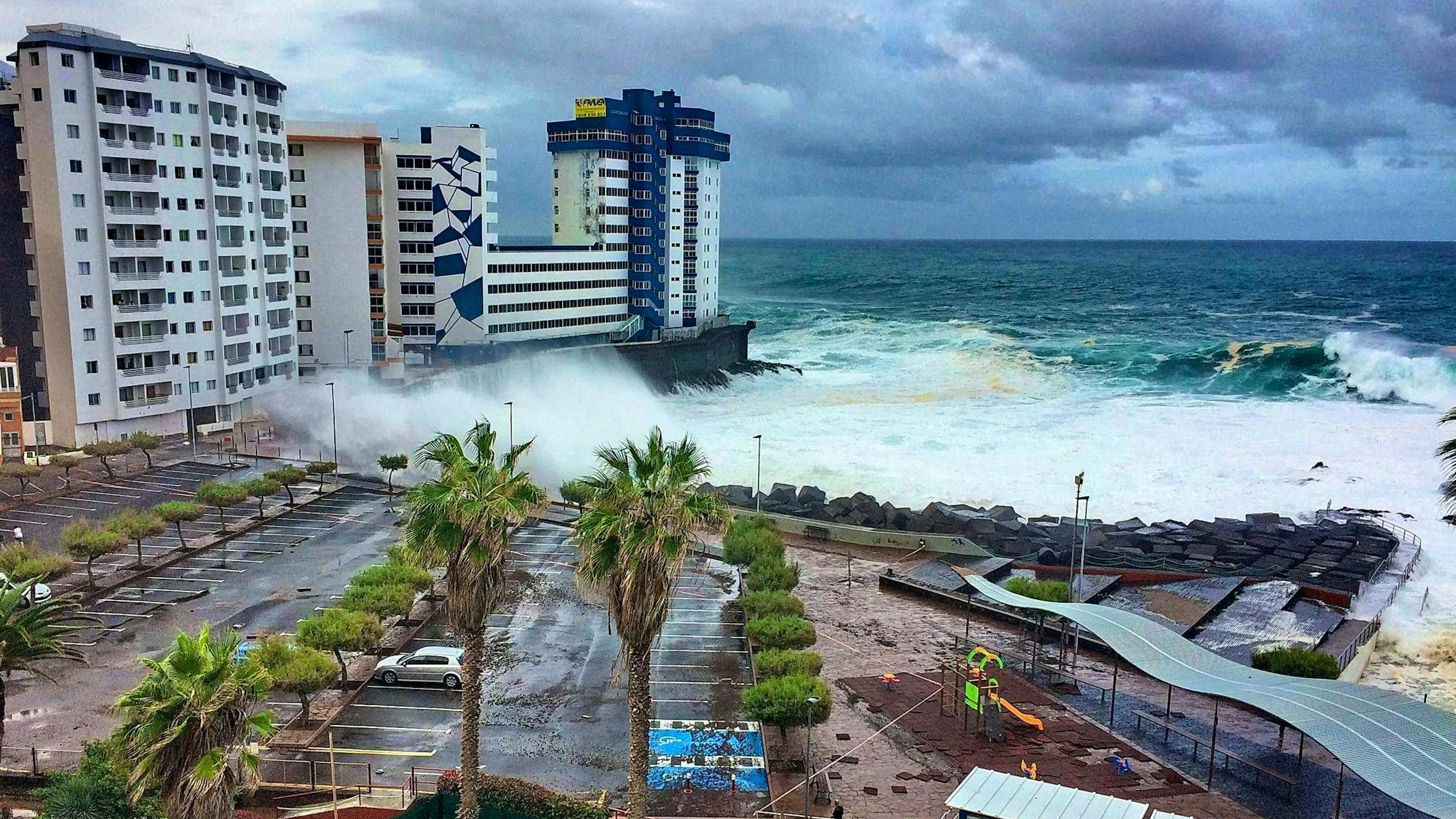 In autunno e in inverno, non è sempre sicuro stare vicino alla costa delle Isole Canarie.