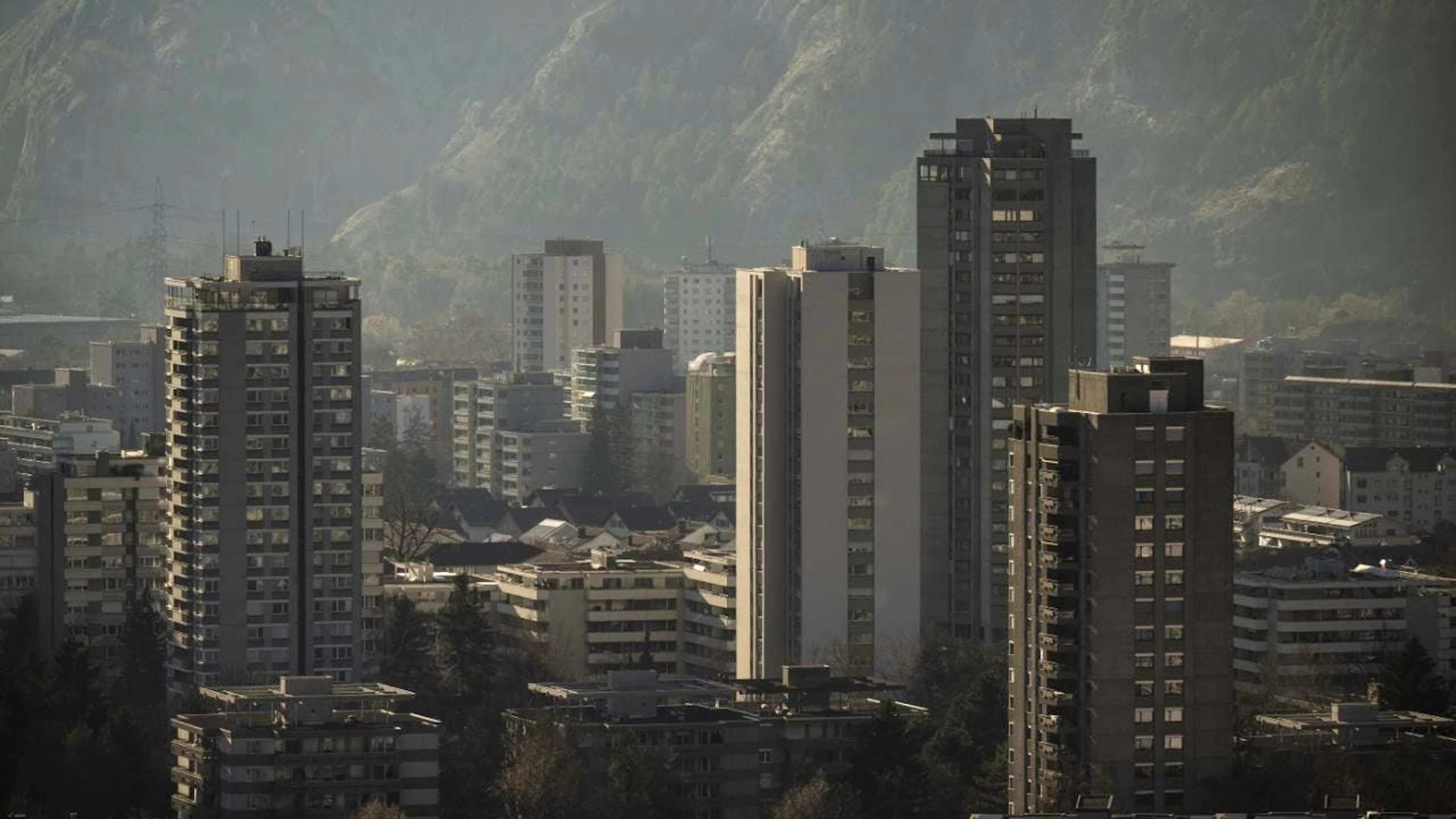 Nel confronto tra le città, la carenza di alloggi è più marcata a Coira. Sebbene sul mercato siano stati immessi molti più appartamenti (+48%), questi sono stati affittati in media entro dieci giorni, un record a livello nazionale.
