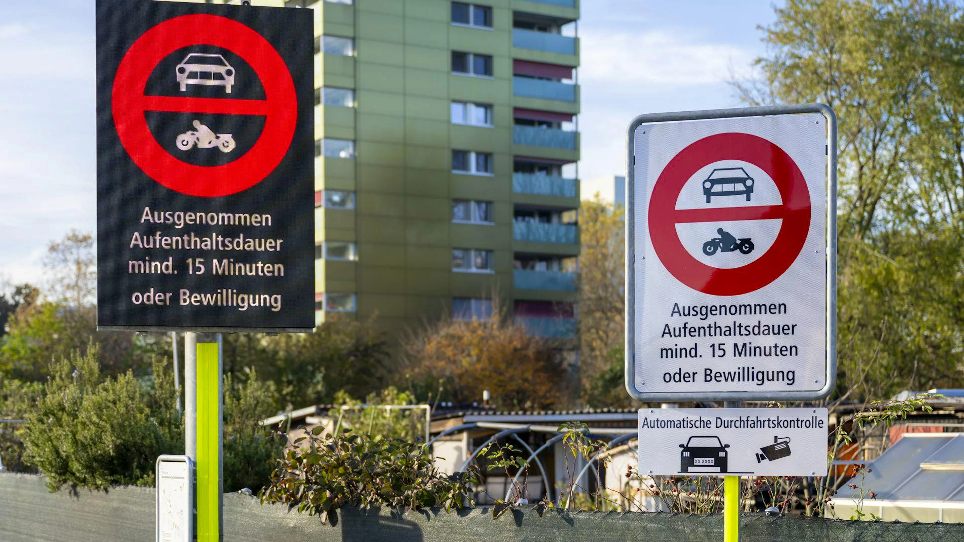 Zahlreiche Verbotschilder warnen vor der Durchfahrt. 