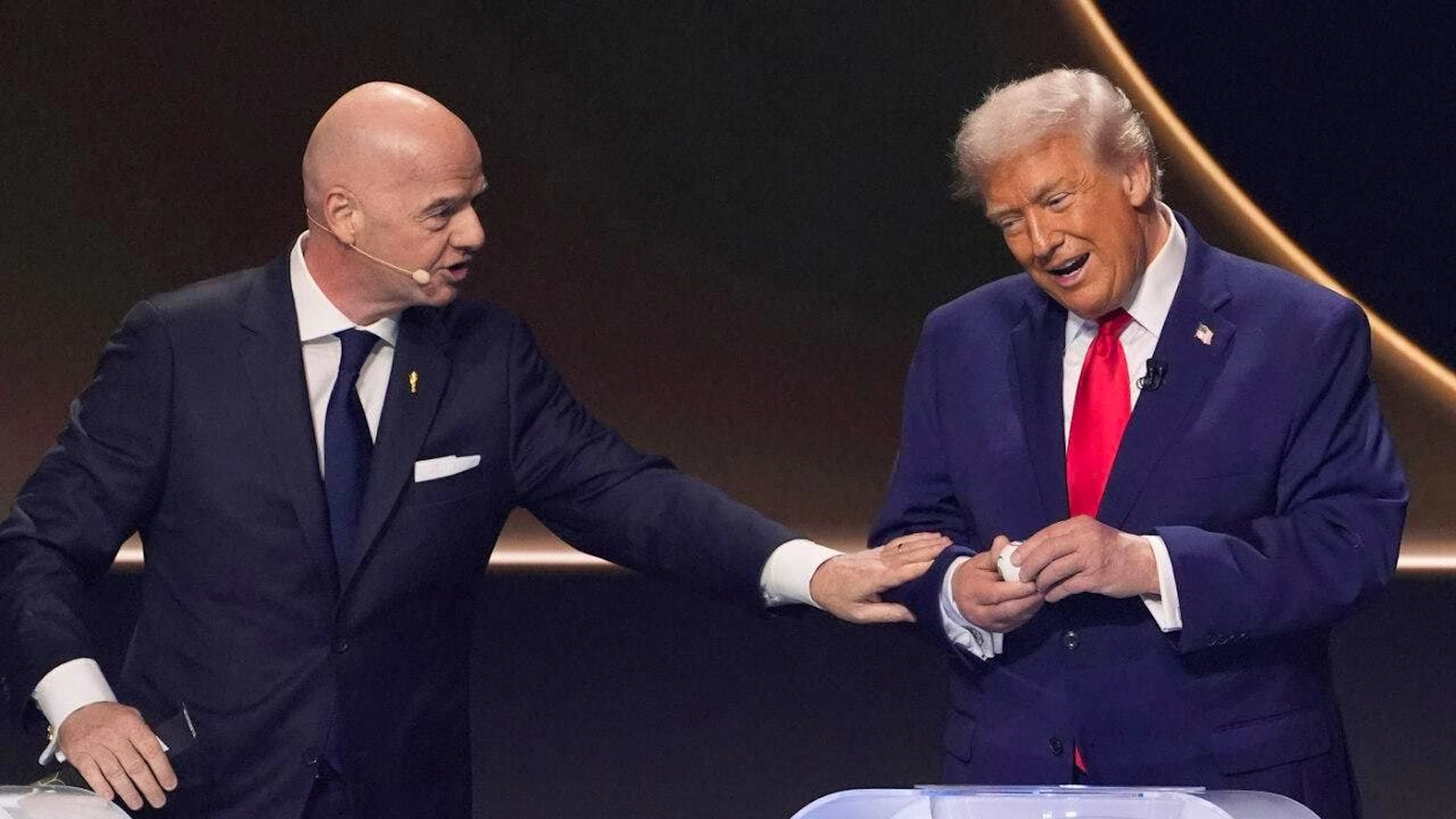 Gianni Infantino e Donald Trump venerdì scorso a Washington, durante il sorteggio per i mondiali 2026.