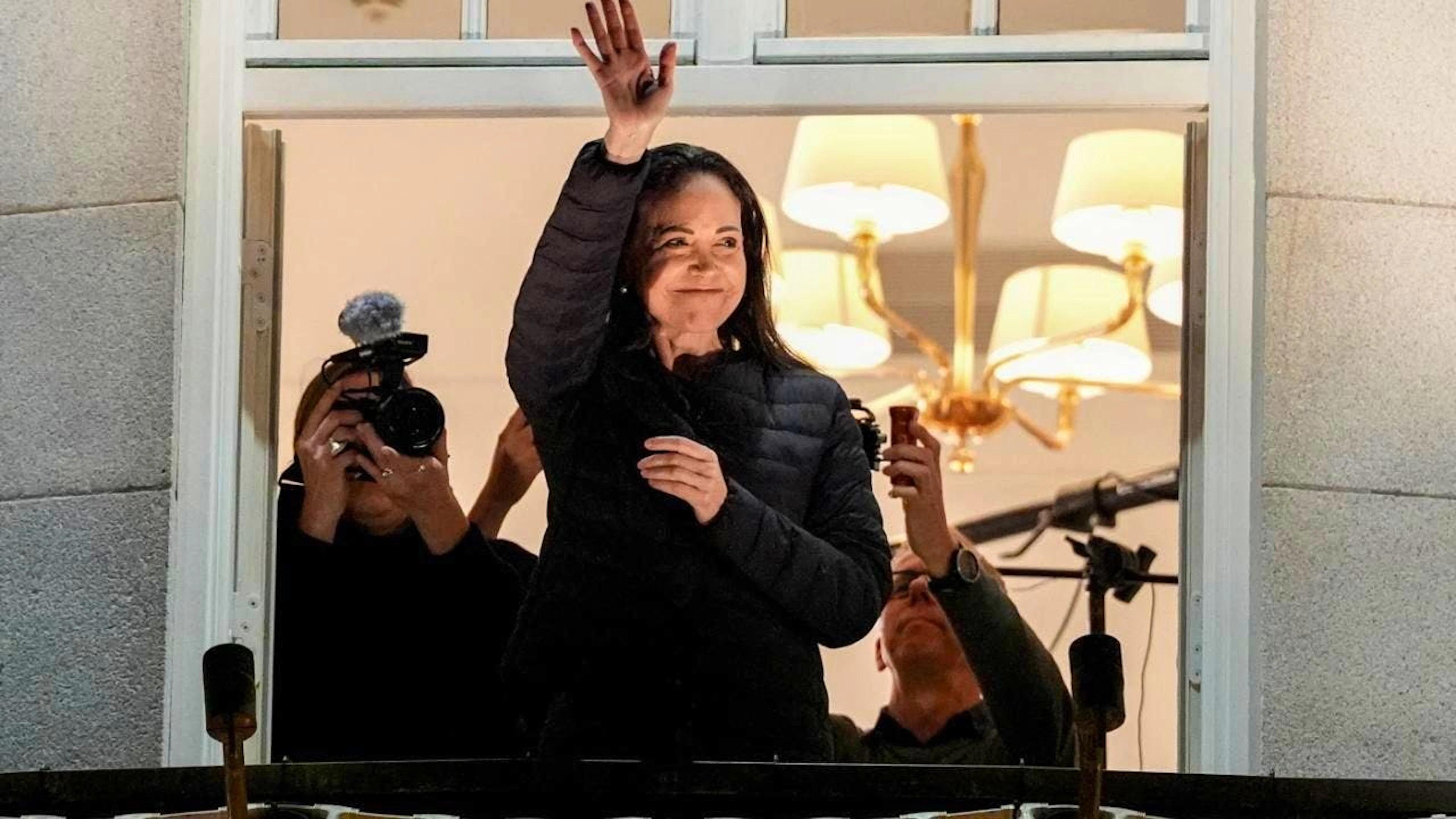 Maria Corina Machado ha salutato i suoi sostenitori dal balcone del Grand Hotel.