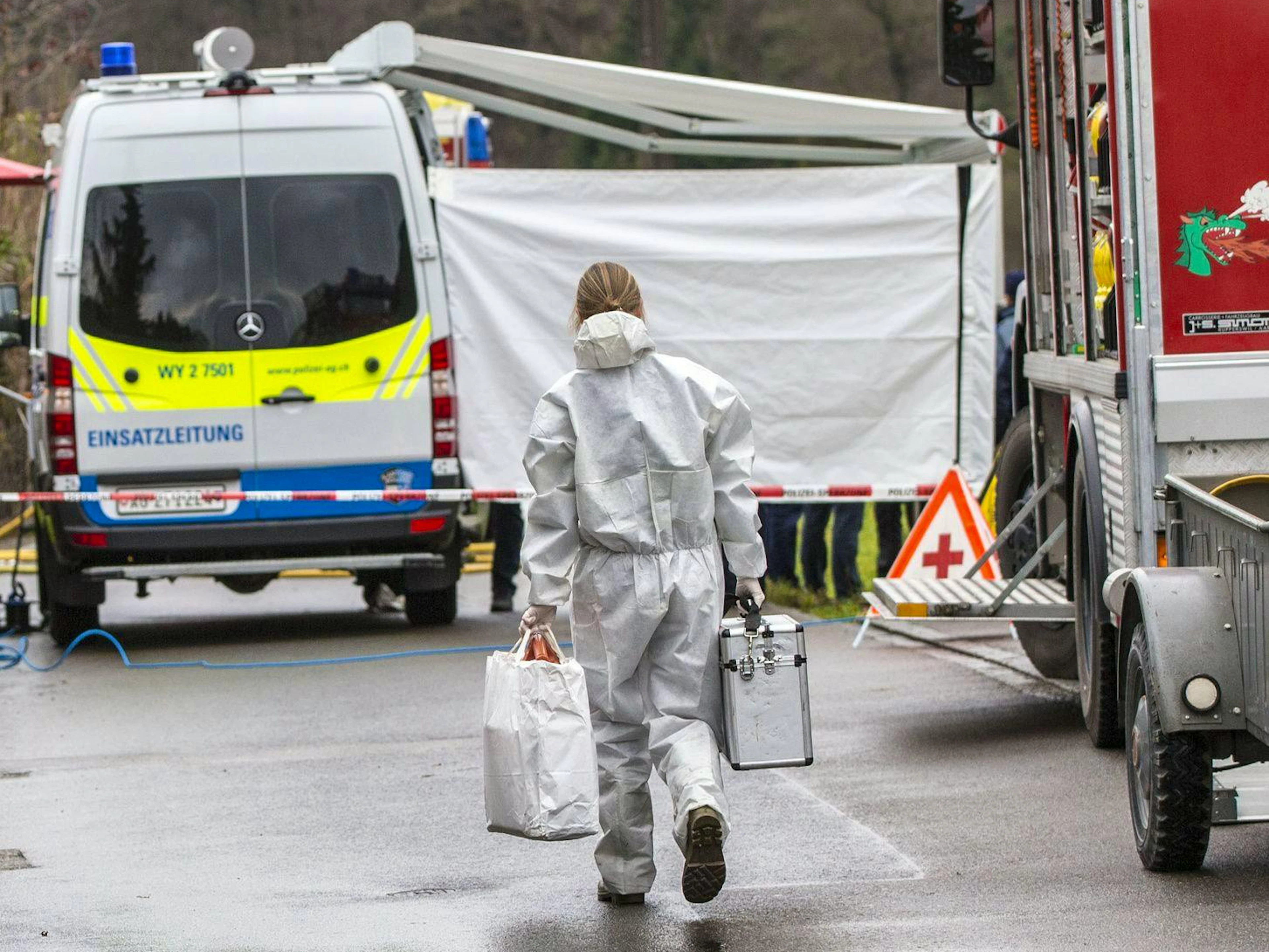 Nach der Tat wird der Bereich grossräumig abgesperrt. Ermittler beginnen mit Beweissicherung.