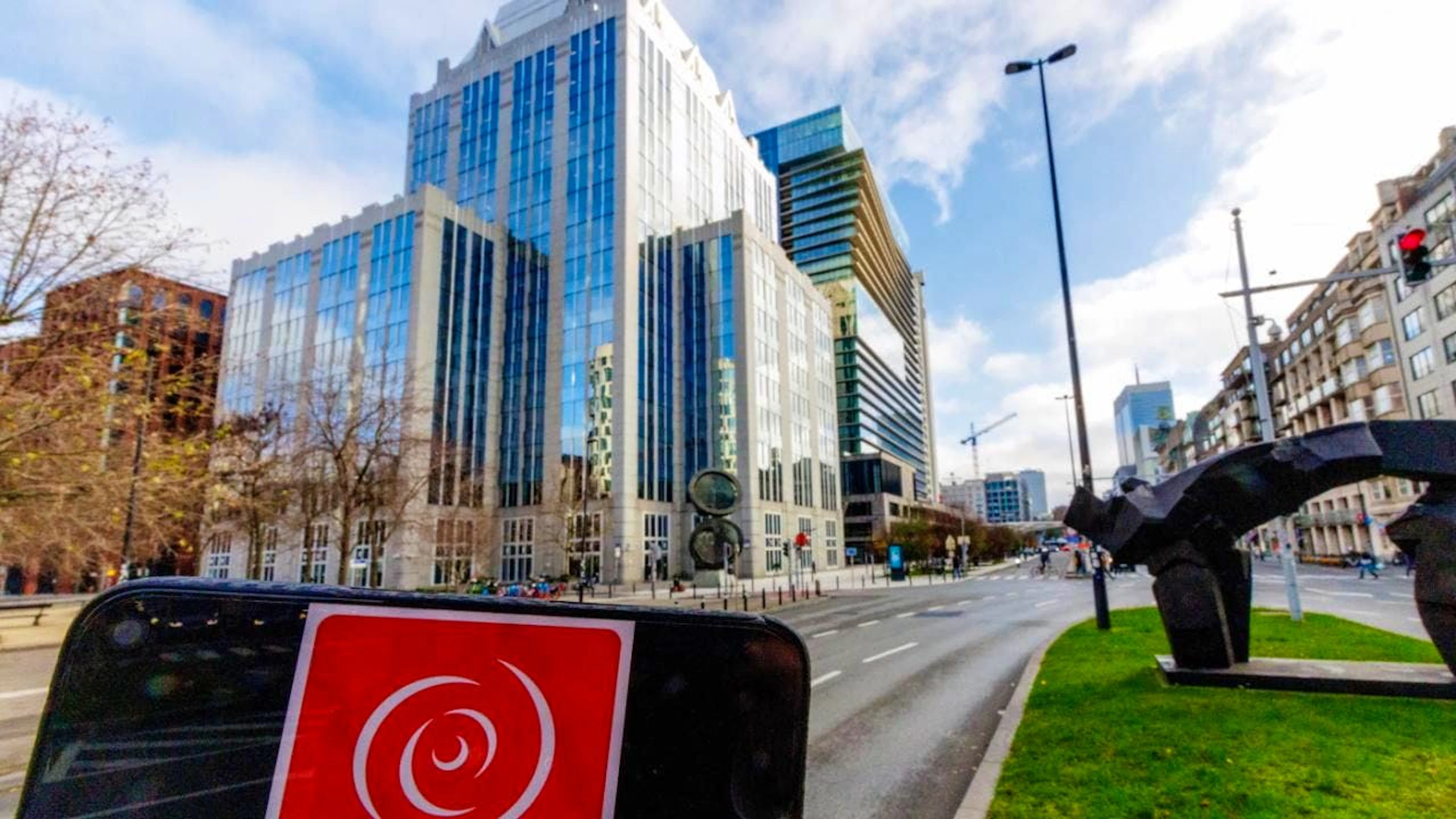 Euroclear, la società belga di servizi finanziari (nell'immagine del 5 dicembre il suo quartier generale a Bruxelles) dove sono bloccati i conti degli asset russi, è nel mirino della banca centrale russa.