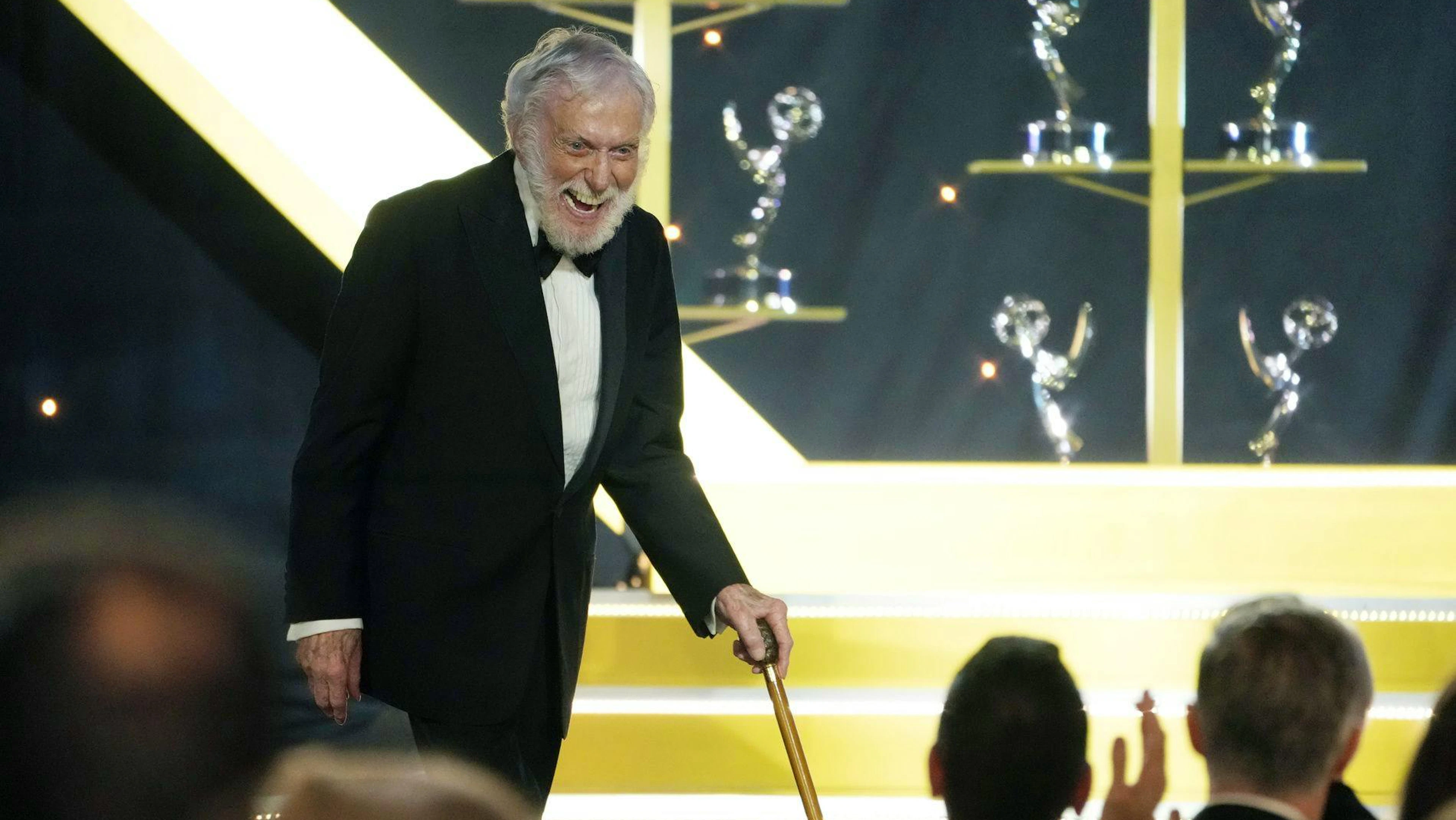 Dick Van Dyke riceve il premio come miglior attore ospite in una serie televisiva diurna per «Days of our Lives» durante la 51ª edizione dei Daytime Emmy Awards, venerdì 7 giugno 2024, al Westin Bonaventure di Los Angeles.