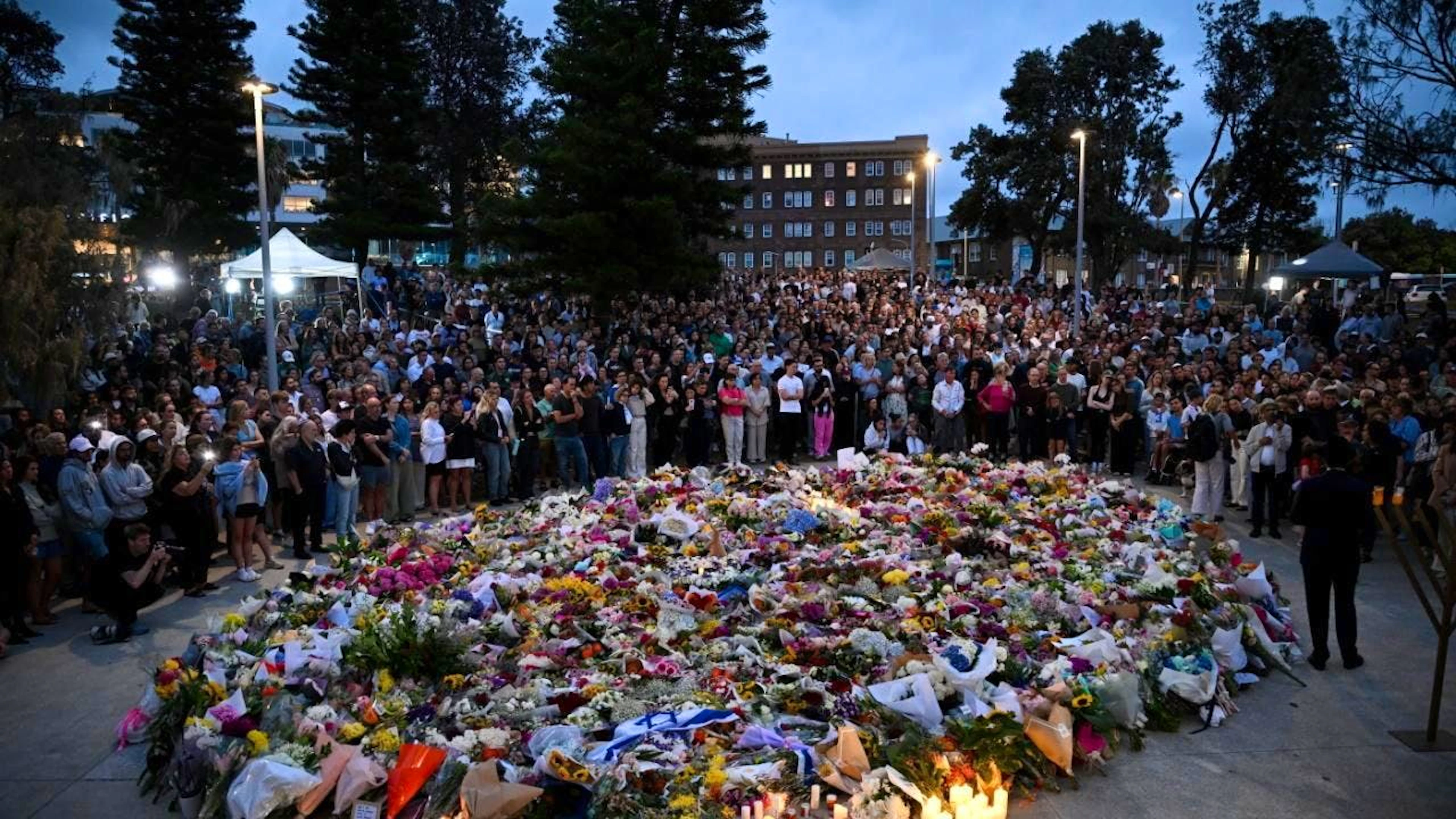 Continua il cordoglio a Sydney per le vittime dell'attentato terroristico.