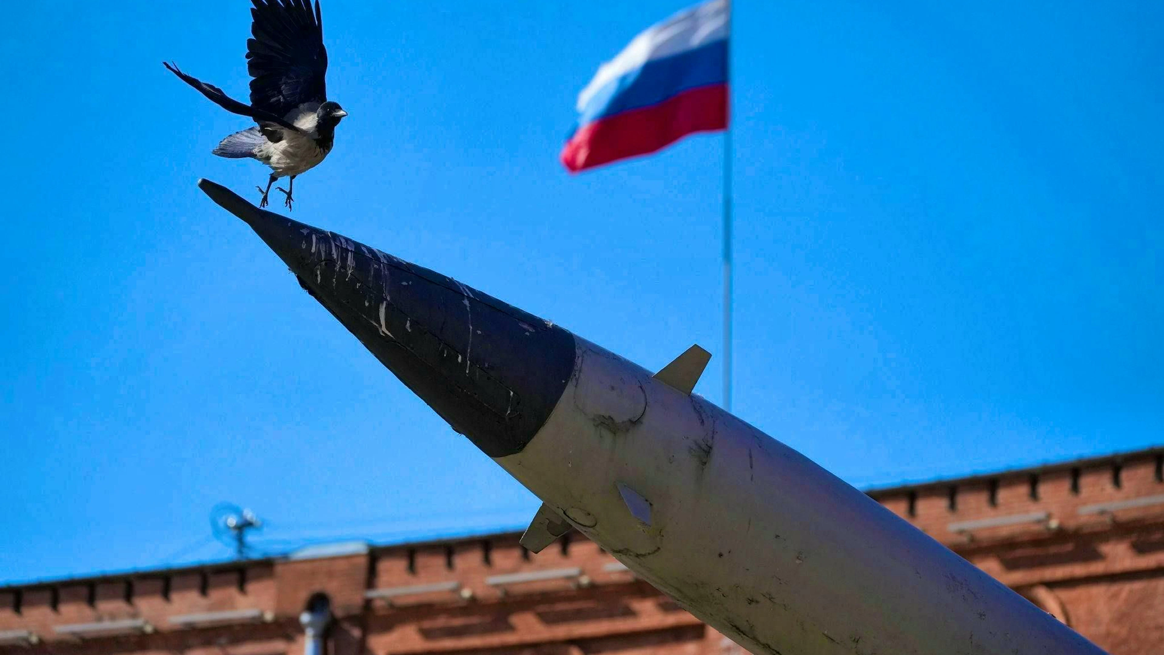 A Swiss colonel has been placed on the EU's sanctions list for spreading conspiracy theories and false information about the war in Ukraine.