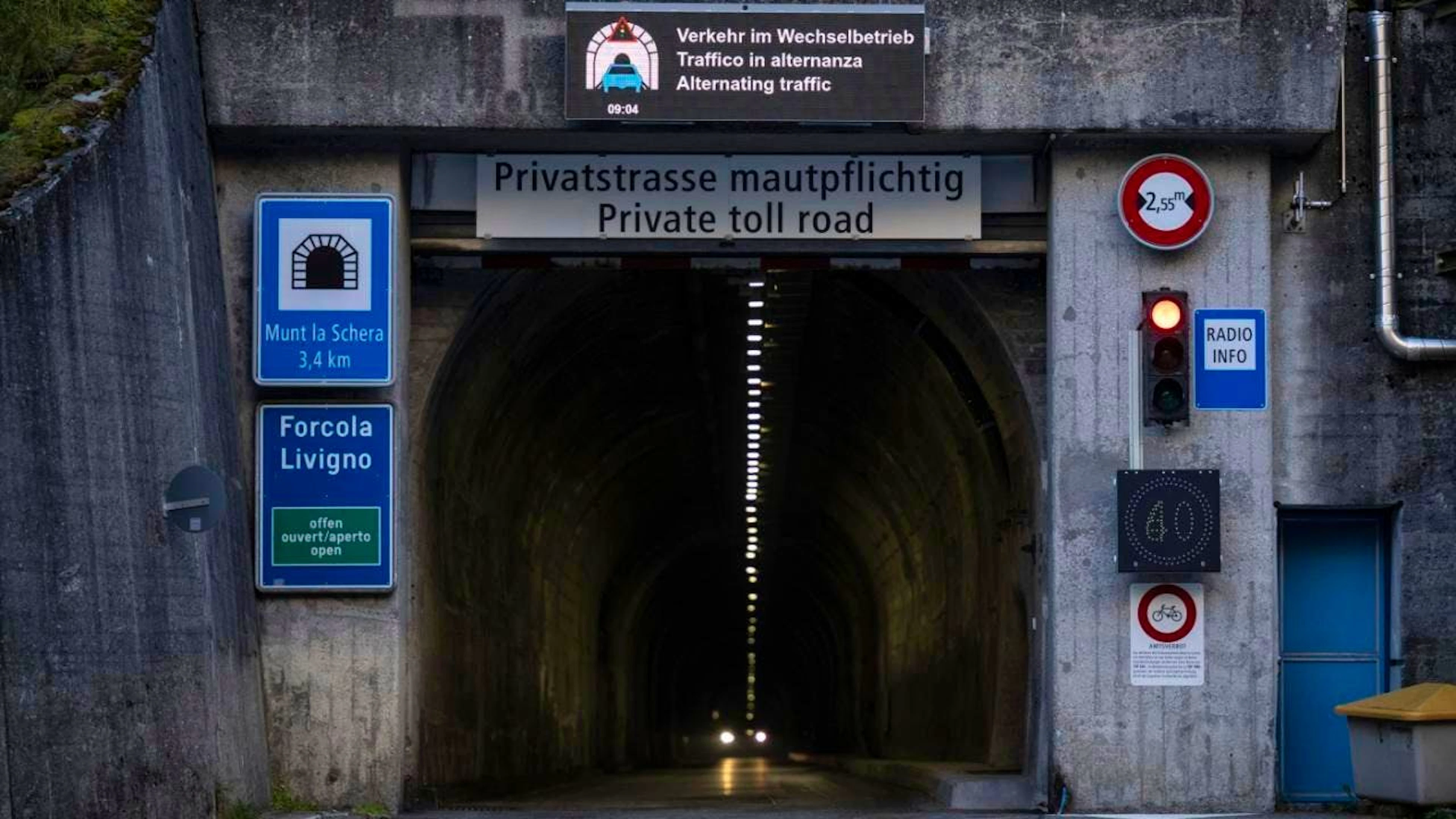 La grande sfida dei Giochi olimpici 2026 per i Grigioni: i tempi di attesa davanti al tunnel a una sola corsia Munt la Schera in Bassa Engadina.