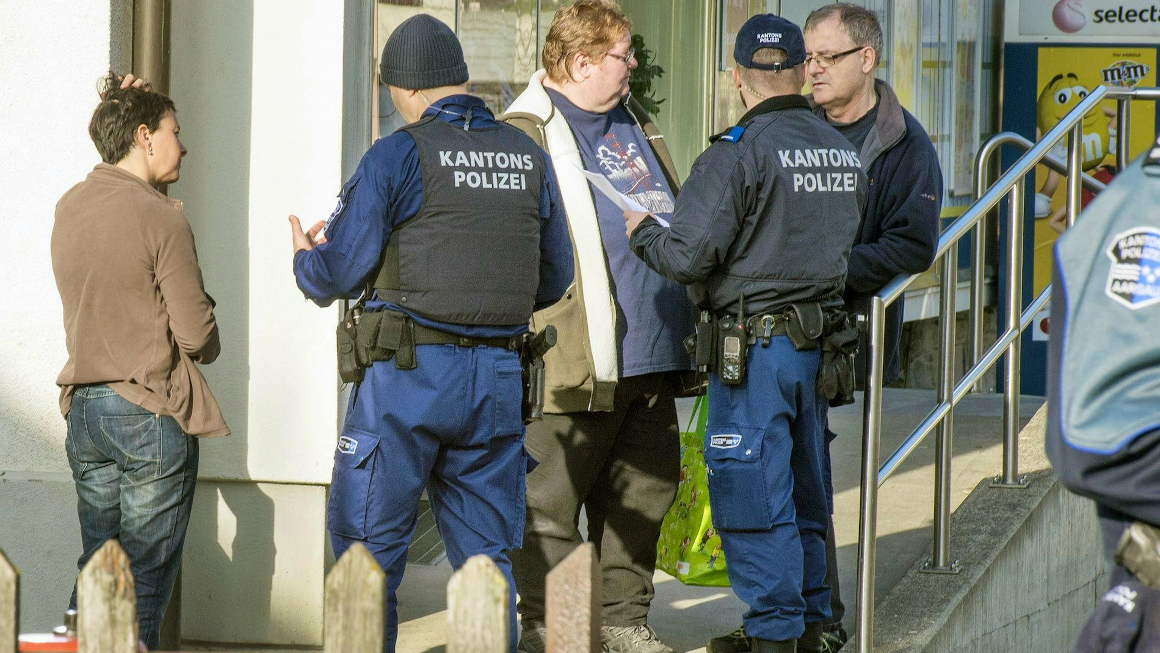 Die Kantonspolizei legt sofort eine grosse Suchaktion an. Auf dem Bild sind Kantonspolizisten im Gespräch mit der Bevölkerung in Rupperswil AG zu sehen.