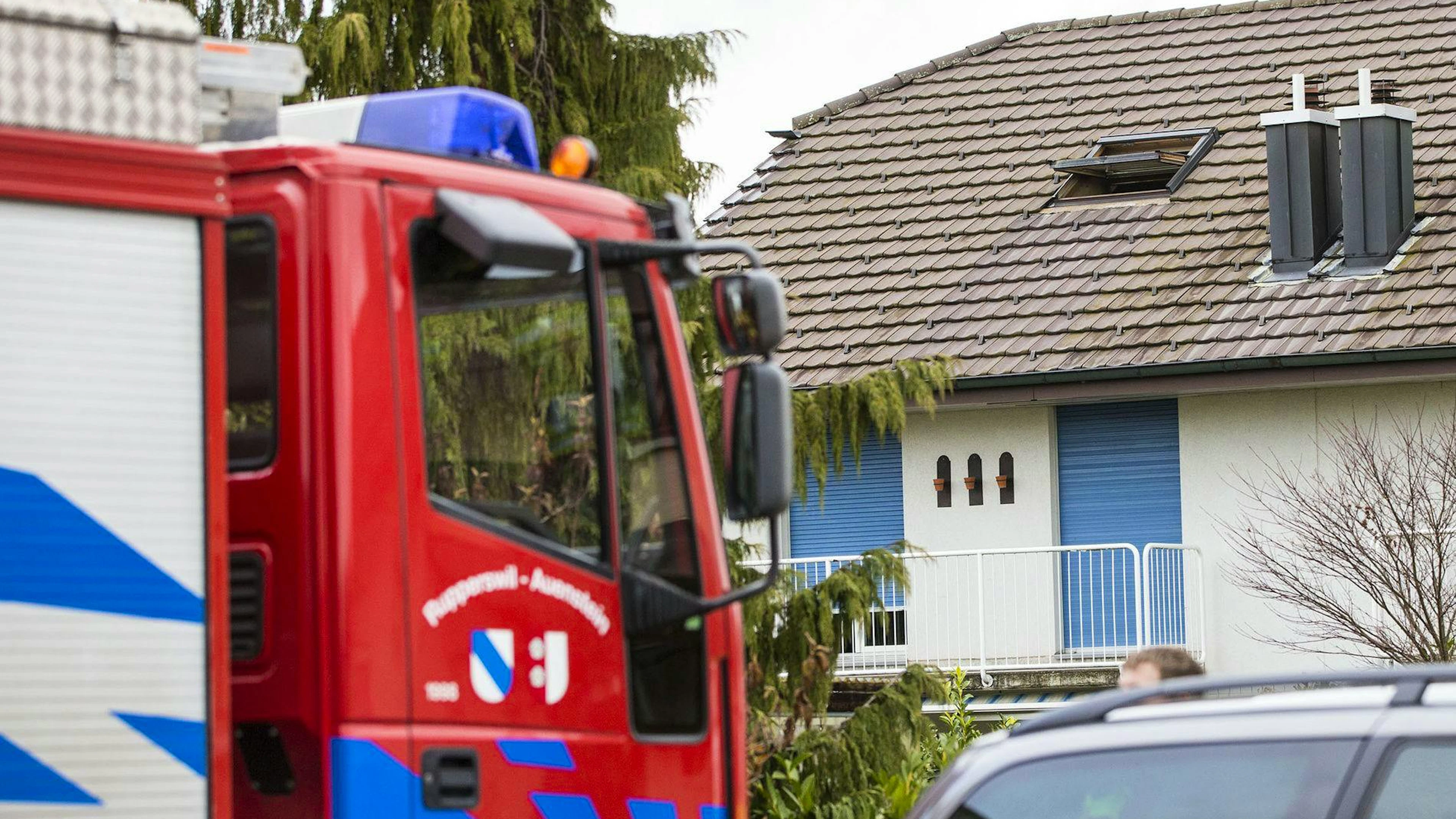 Die Feuerwehr kann nach den Löscharbeiten feststellen, dass vier tote Personen im Haus waren. 