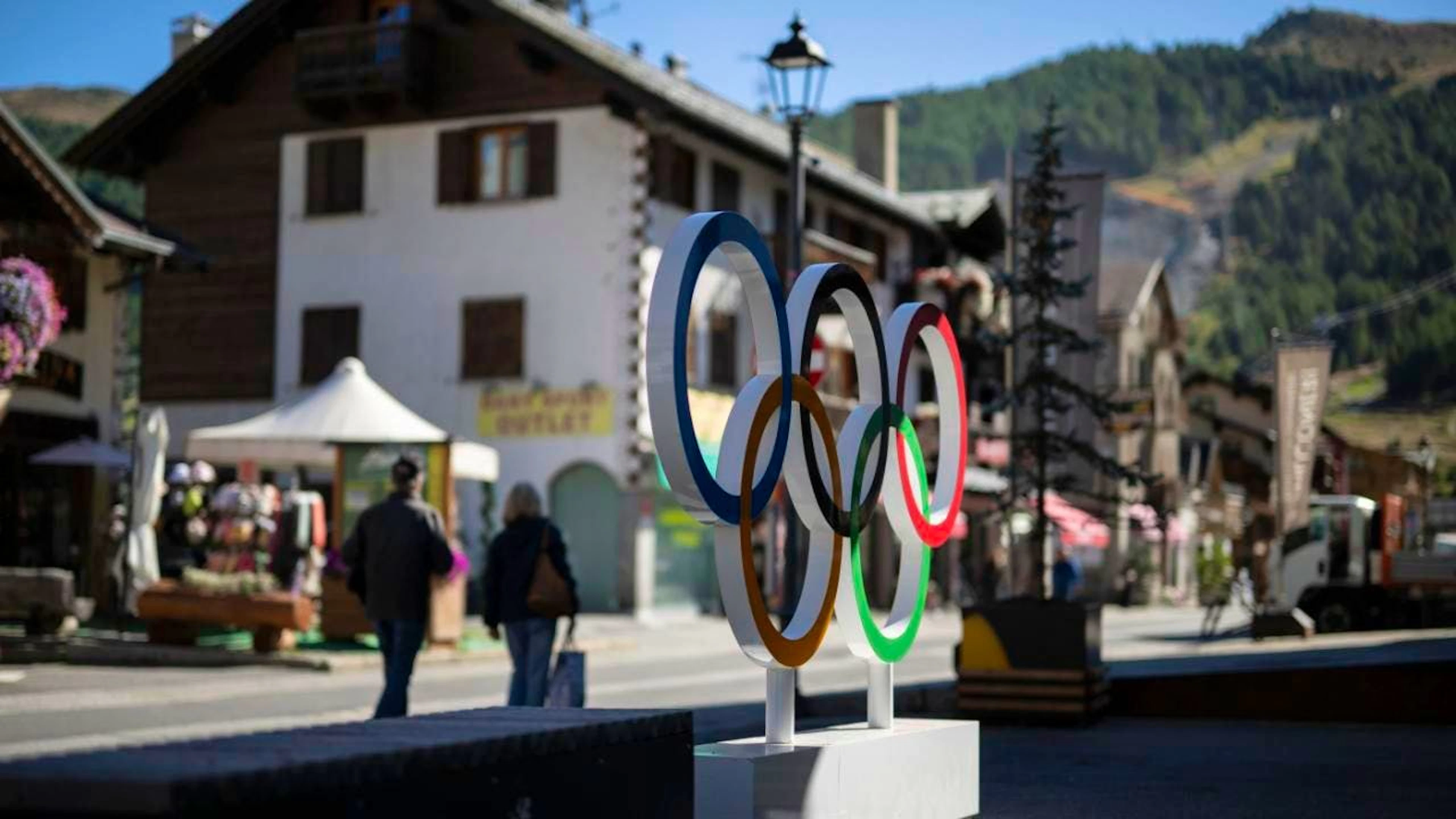 I Giochi olimpici invernali di Milano Cortina si terranno in febbraio 2026 per due settimane. Nei confinanti Grigioni è stato necessario elaborare un costoso per gestire il traffico, di cui dovrà farsi carico anche la Lombardia, secondo l'esecutivo retico.