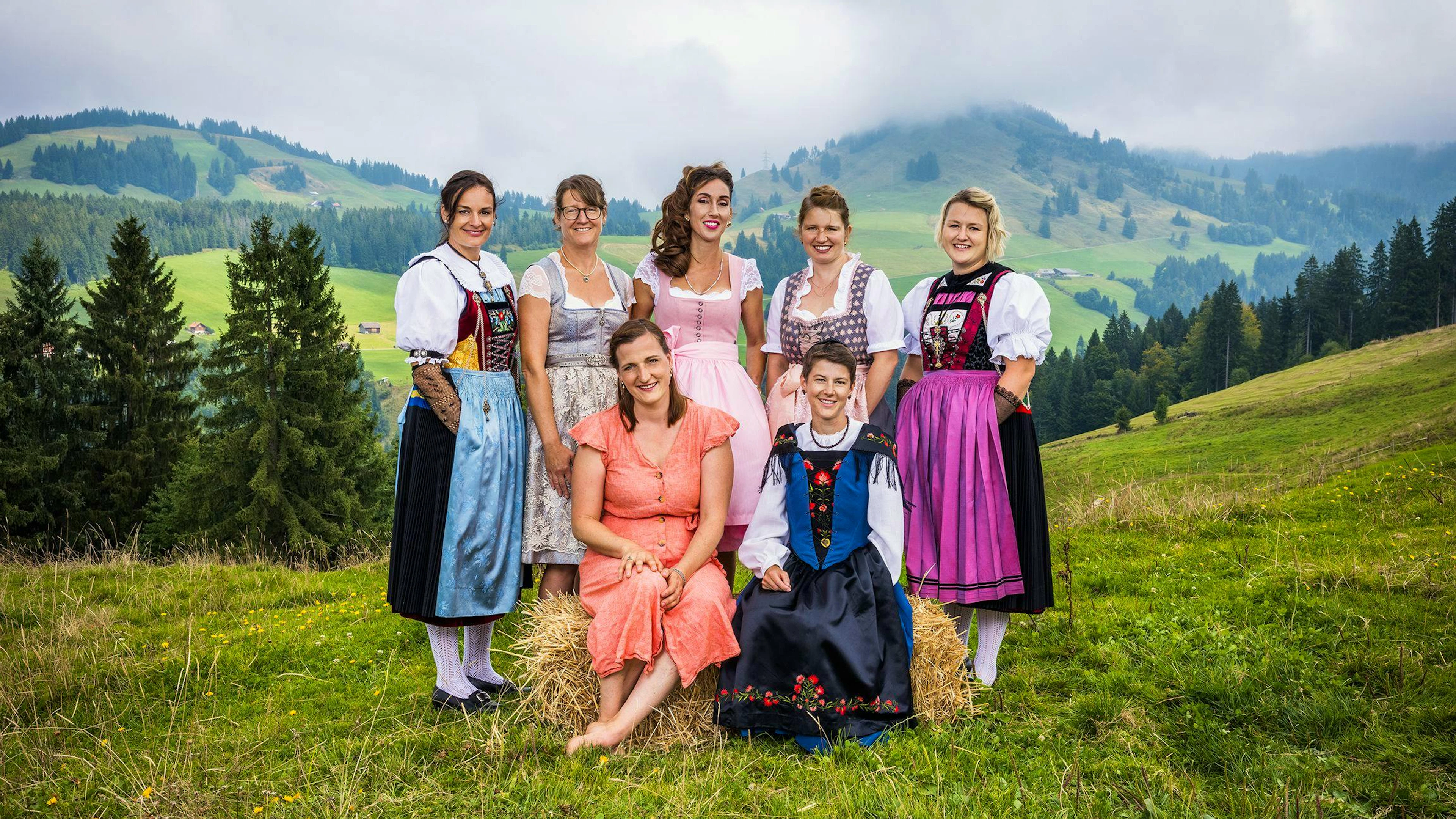 In der 19. Staffel der beliebten TV-Show «SRF bi de Lüt – Landfrauenküche» kochten gegeneinander an: Irène Meier, Karin Landolt, Corina Kohler, Milena Knutti, Lorena Röösli (hinten v.l.), Stefanie Hitz-Leuenberger, Rahel Margreth (vorne v.l.).