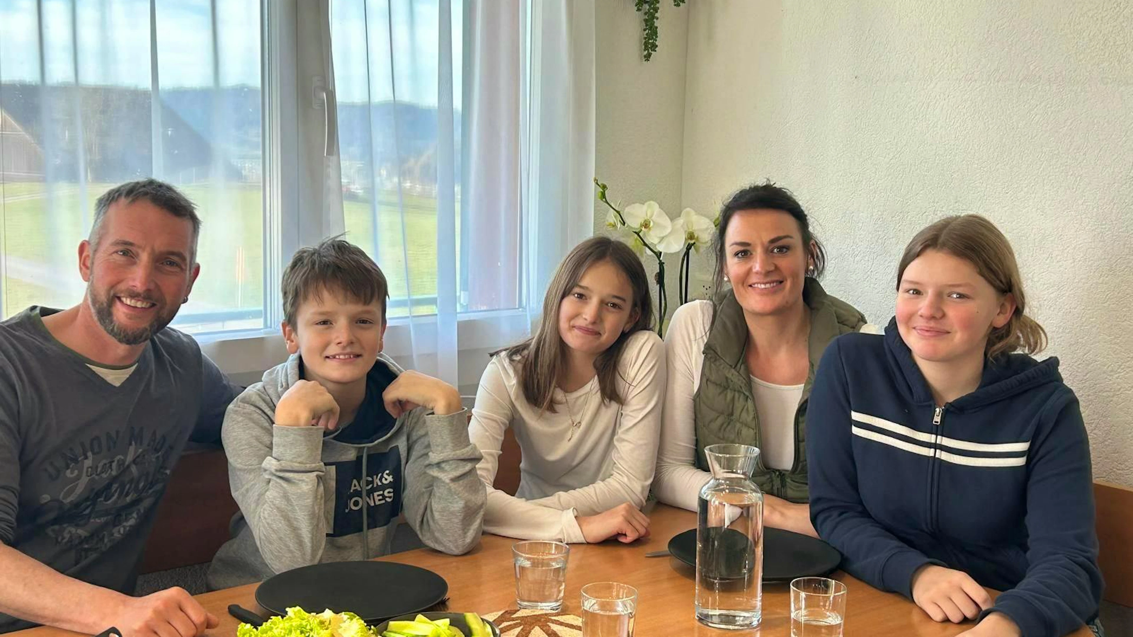 blue News hat die «Landfrauen»-Siegerin zu Hause auf dem Hof besucht und mit ihr und ihrer Familie Zmittag gegessen. Am Tisch sitzen Papi Pirmin, Kilian, Elena, Mutter Irène und Lara (v.l.n.r). Der älteste Sohn Patrick (17) fehlt, er absolviert eine Lehre zum Zimmermann und isst oft auswärts.