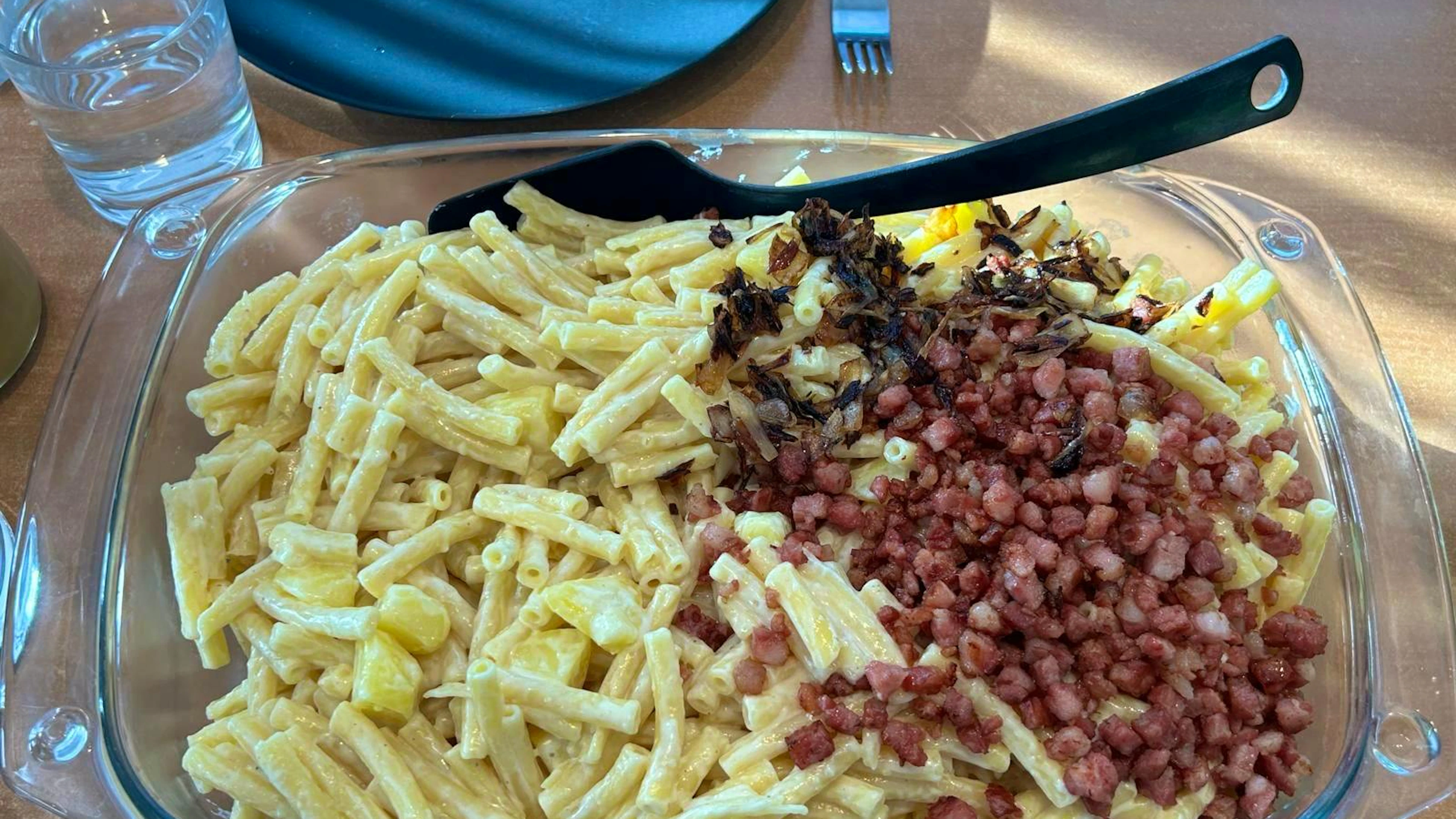 Landwirtin und Lehrerin Irène Meier kocht unter der Woche schnelle Rezepte für den Mittagstisch, zum Beispiel feine&nbsp;Älplermagronen mit Apfelmus, Salat und Gemüse.