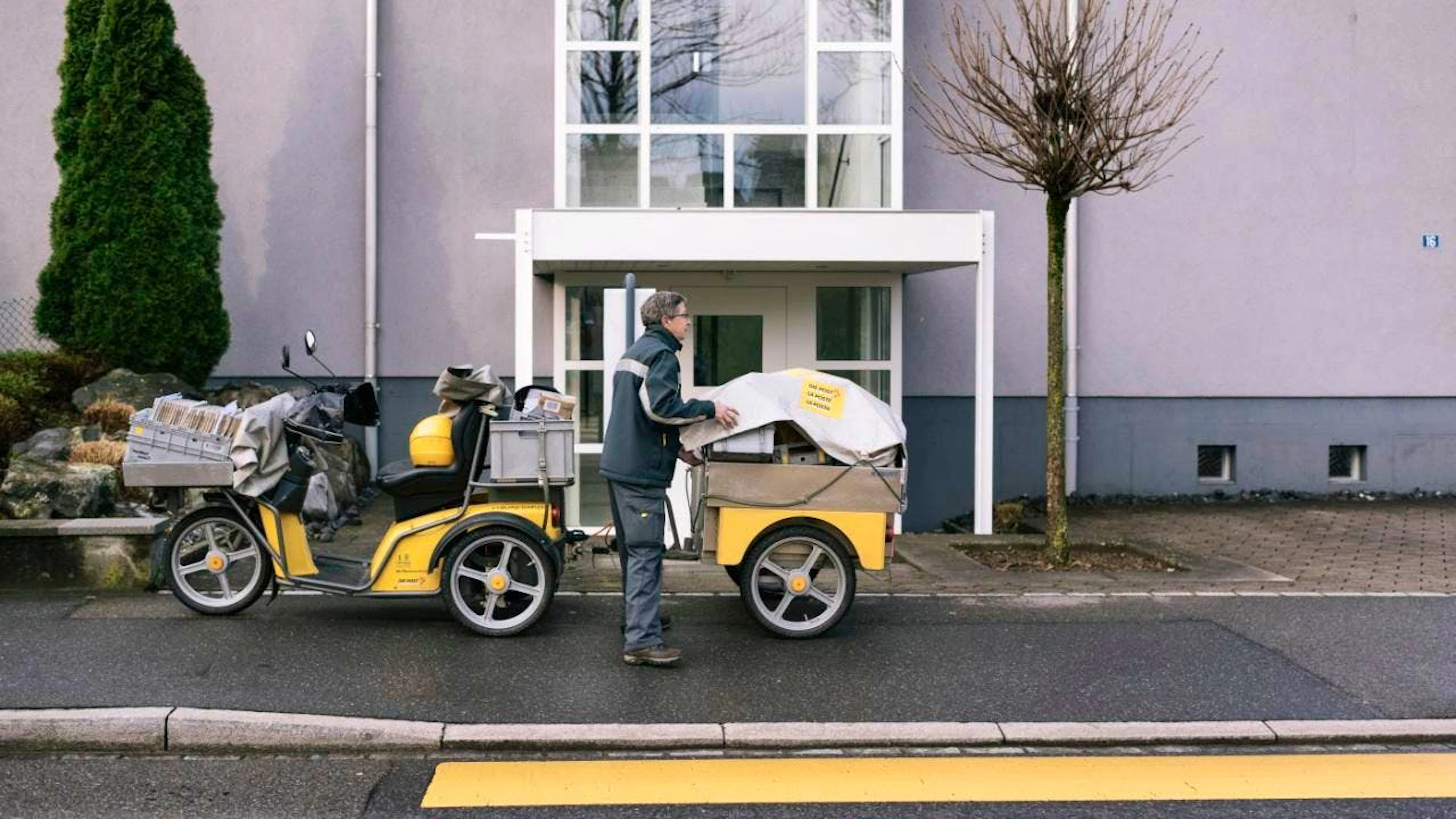 Briefe, Pakete und Zeitungen werden auch künftig überallhin zugestellt. (Archivbild)