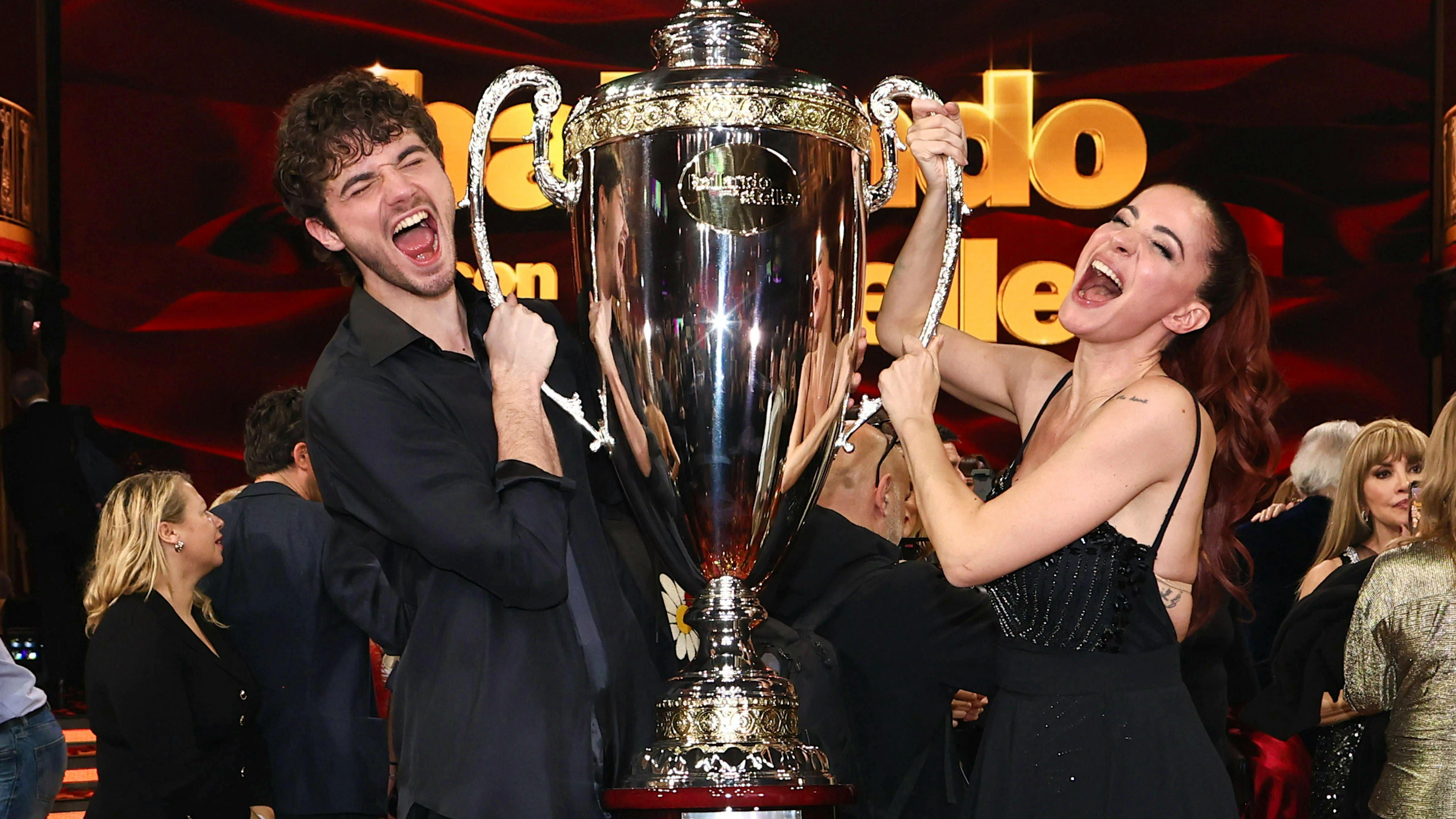 Il ballerino Nikita Perotti e la conduttrice Andrea Delogu hanno vinto la ventesima edizione di «Ballando con le stelle».