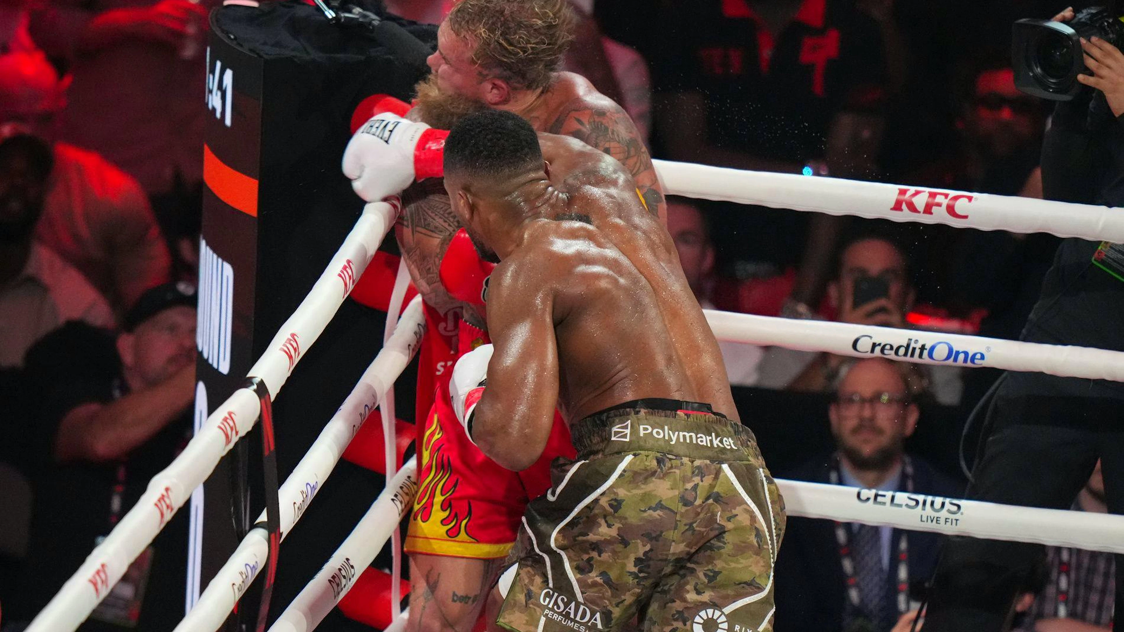 Il pugile Anthony Joshua mentre mette al tappetto lo youtuber Jake Paul nell'incontro di boxe andato in onda su Netflix venerdì 19 dicembre.