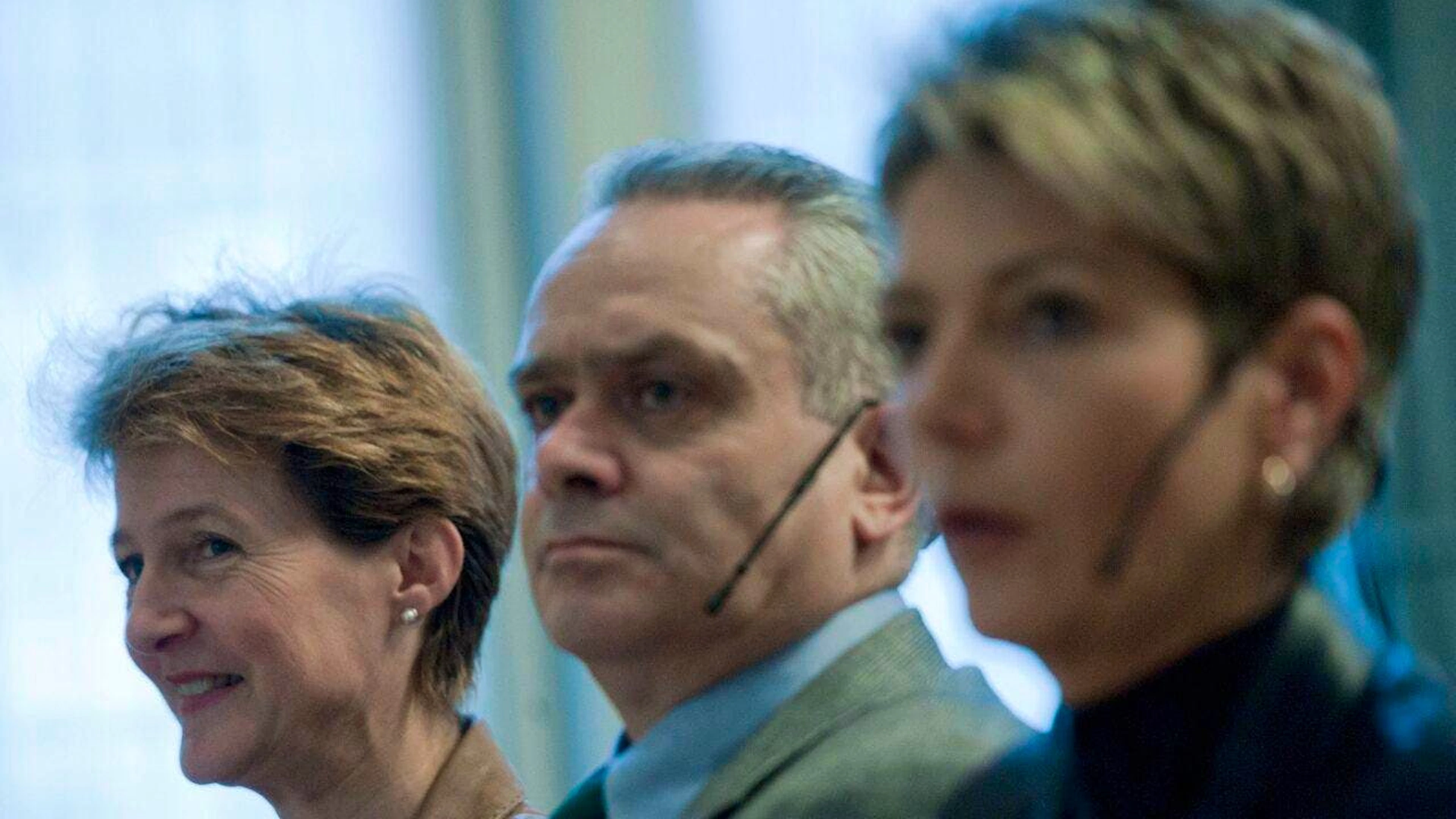 Jacques Baud, ici lors d'un événement en 2011 de la Fédération suisse des fonctionnaires de police avec l'ancienne conseillère fédérale Simonetta Sommaruga (à gauche) et la conseillère d'Etat saint-galloise de l'époque Karin Keller-Sutter (archives).