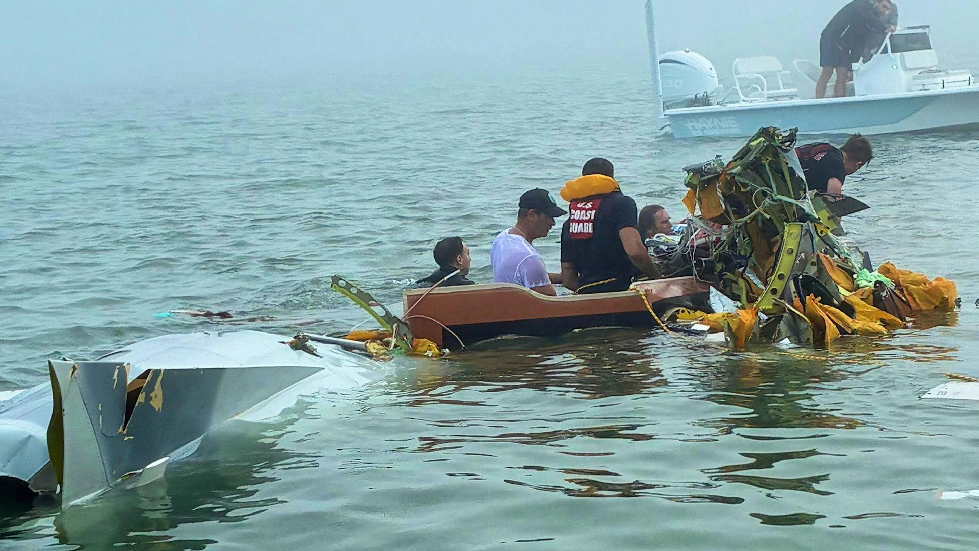 Sur cette image fournie par Sky Decker Jr., les autorités et les bénévoles interviennent suite au crash d'un avion de la marine mexicaine près de Galveston, au Texas, le lundi 22 décembre 2025. (Sky Decker Jr. via AP)null