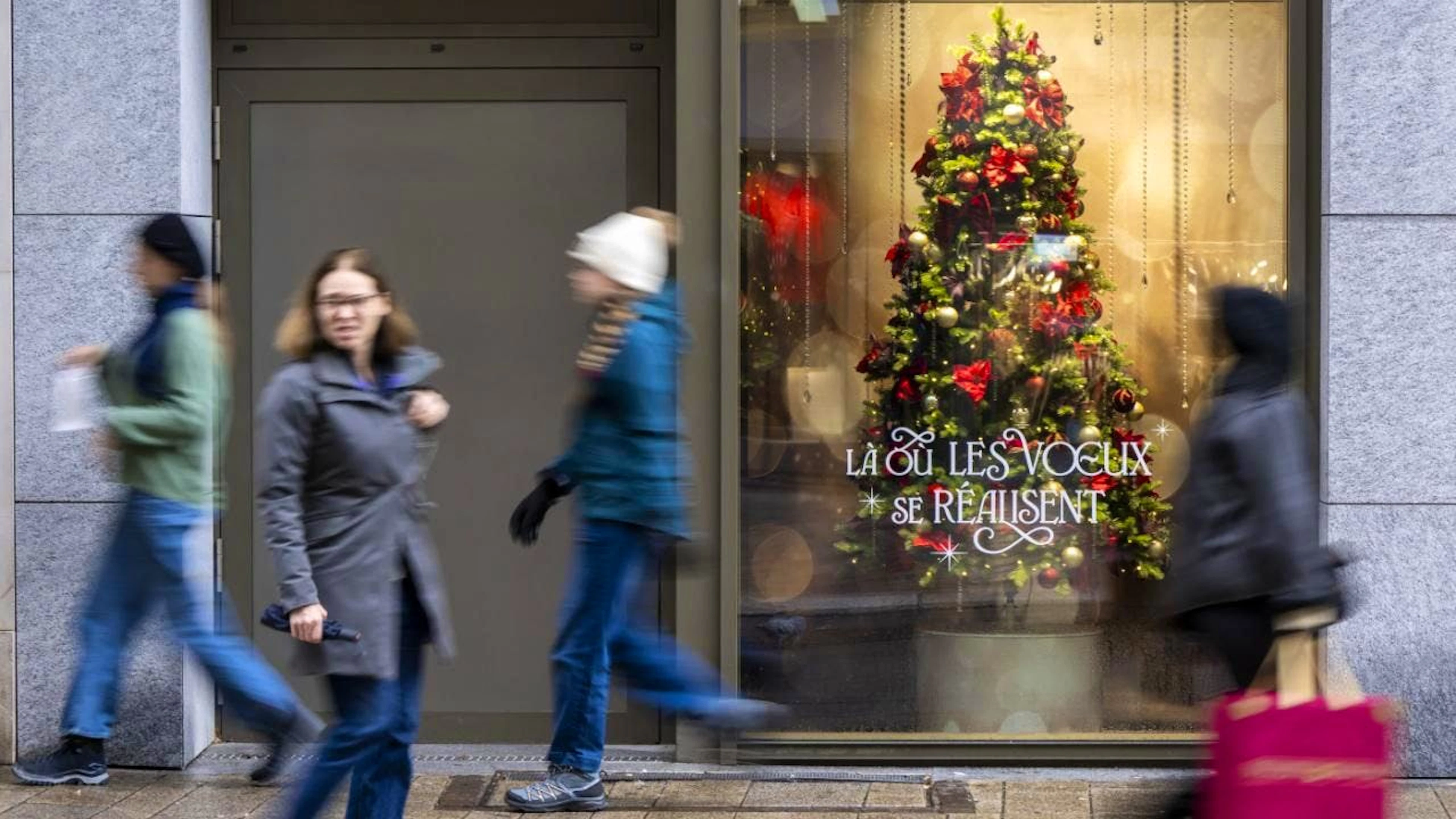 Les Suisses prévoient de dépenser davantage à Noël cette année (archives)