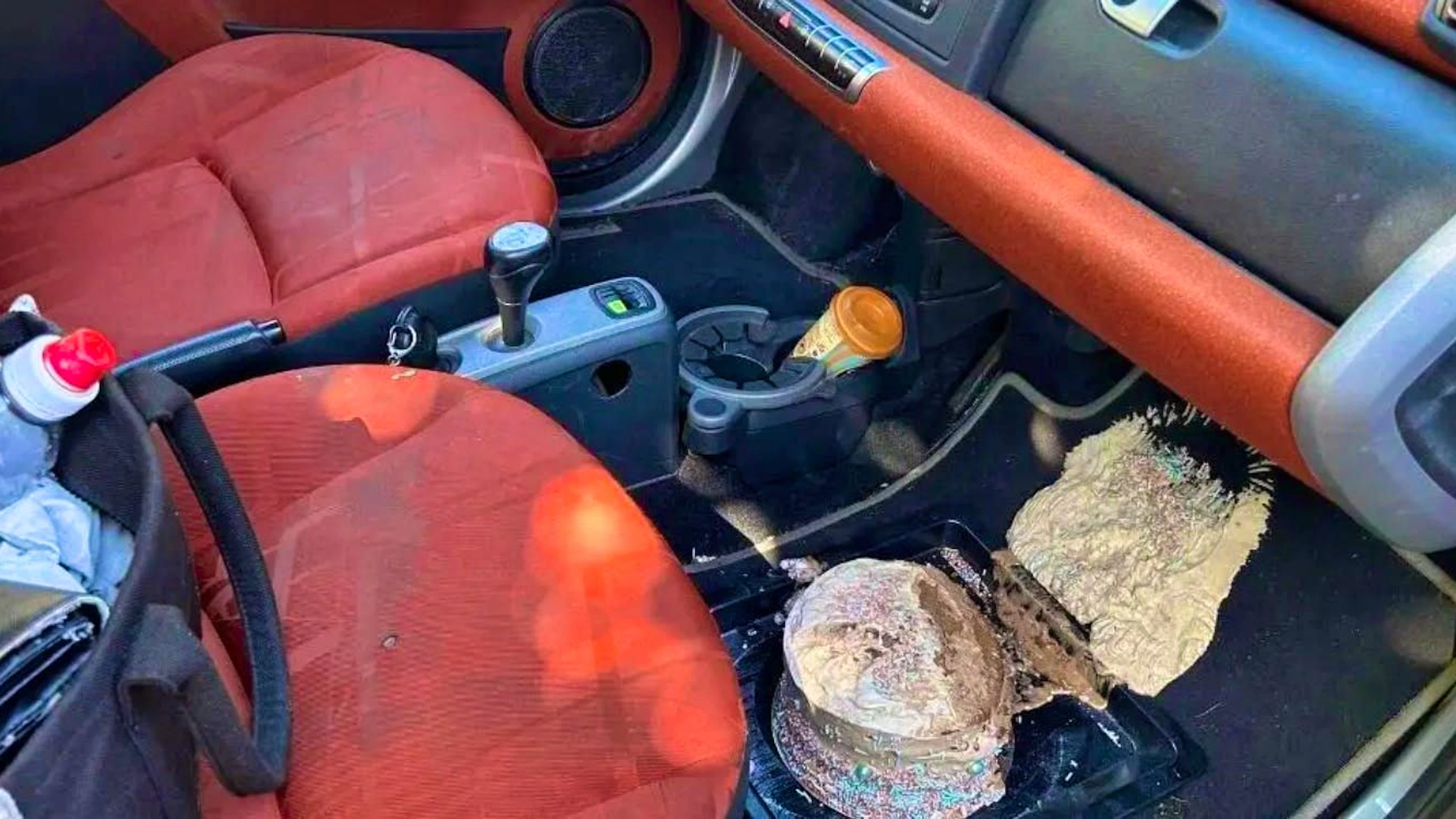 Una vittima insolita di un incidente: a Sciaffusa solo una torta di compleanno è stata danneggiata in uno scontro tra due auto.