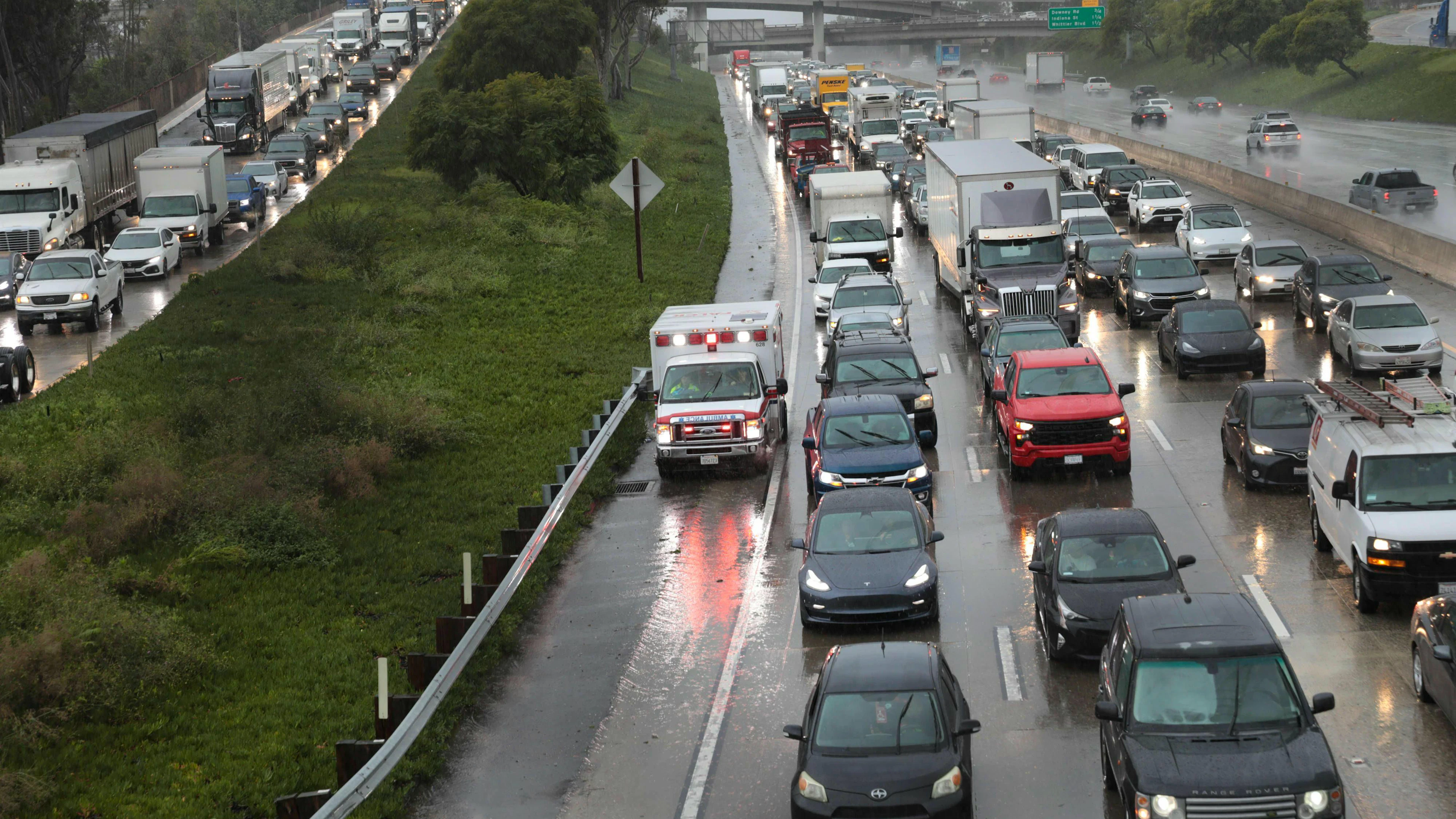 Le Los Angeles Times a aussi fait état d'axes de circulation particulièrement embouteillés. Des images diffusées par les chaînes de télévision locales montrent des voitures à l'arrêt, sous une pluie battante. Certaines routes ont été fermées.