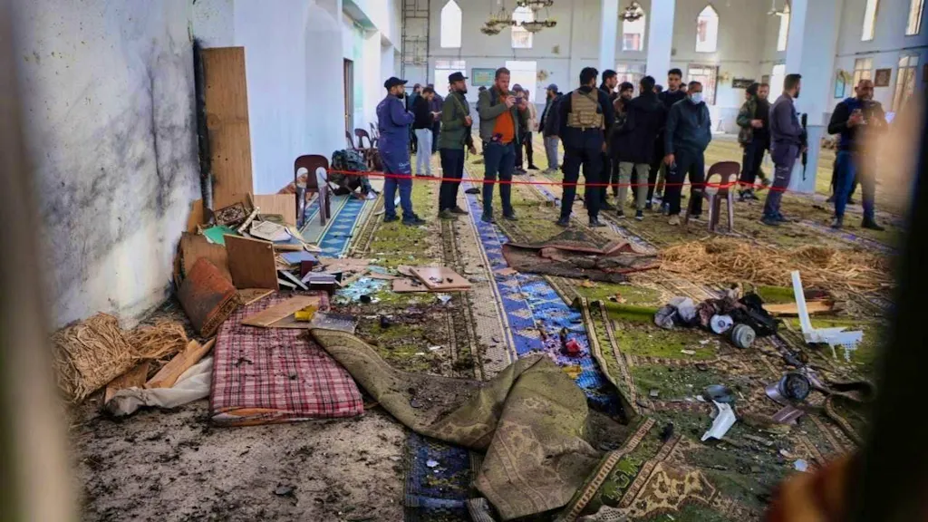 Syria: First attack on mosque since Assad's fall