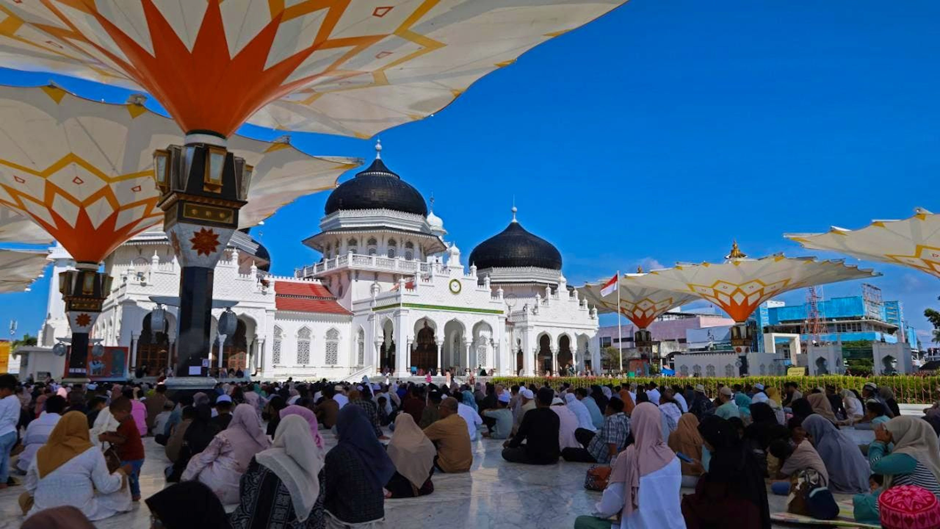 Einwohner von Banda Aceh lauschen einem Vortrag in der Großen Moschee von Baiturrahman, Banda Aceh City, Provinz Aceh, Indonesien. Tausende von Menschen versammelten sich in der Großen Baiturrahman-Moschee, um der Tsunami-Katastrophe von 2004 in Aceh zu gedenken. Foto: Khairu Syukrillah/ZUMA Press Wire/dpa