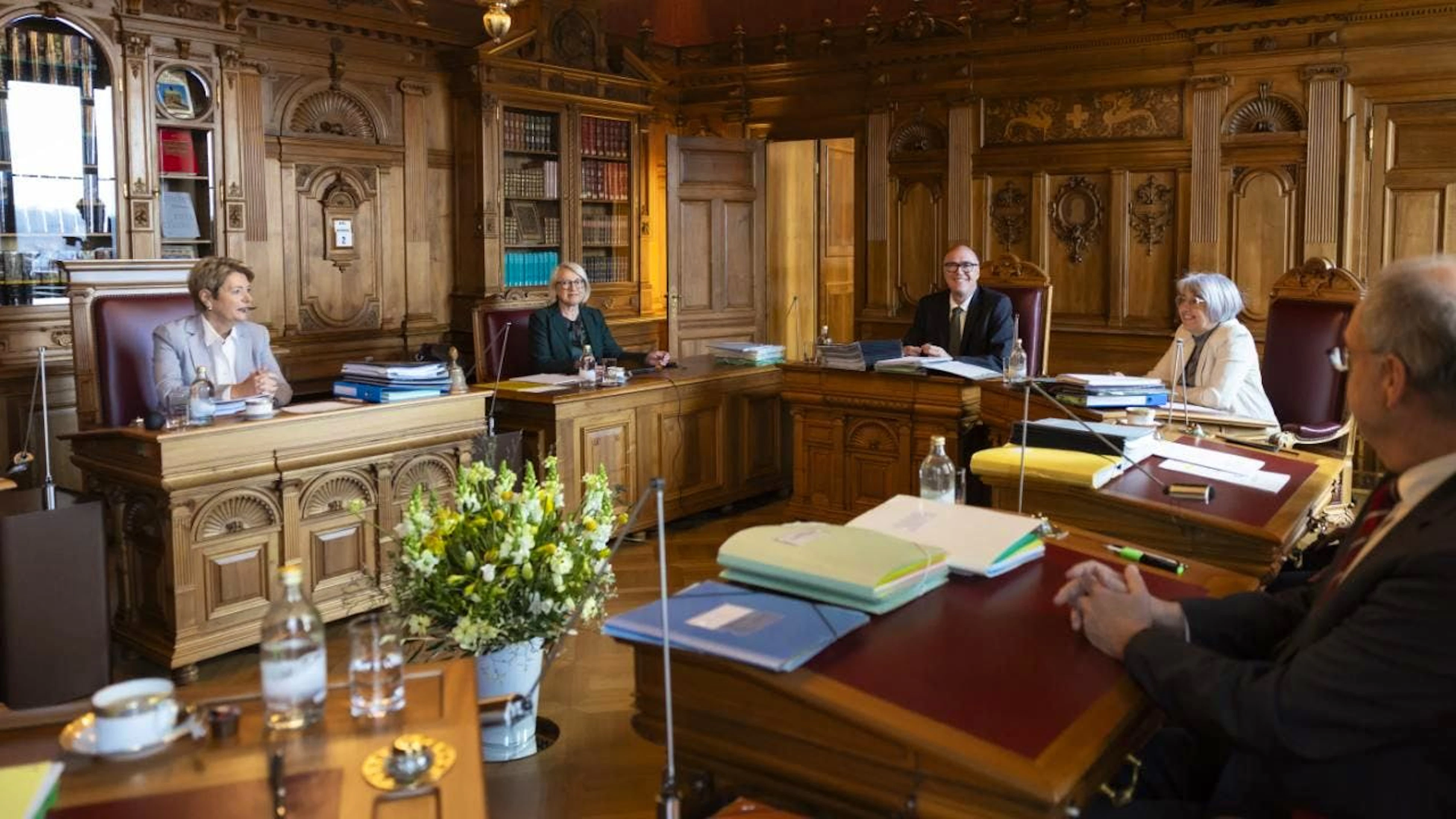 Nelle sedute del governo i fiori non mancano mai.