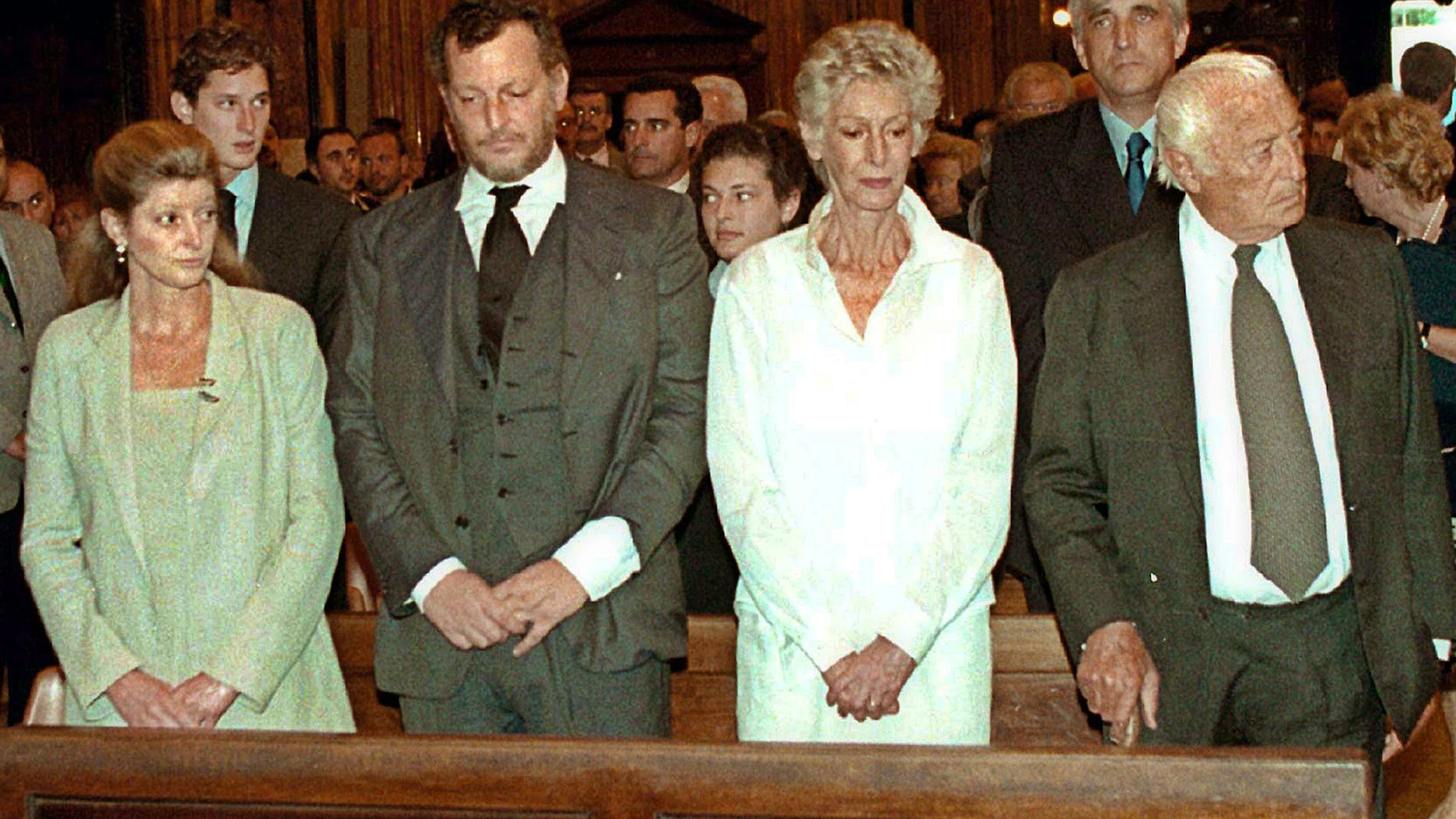 Da destra, Gianni Agnelli, sua moglie Marella Caracciolo Agnelli, il figlio Edoardo e la figlia Margherita in una chiesa a Torino, Italia, il luglio 1999. Il patron della FIAT morì 4 anni dopo.