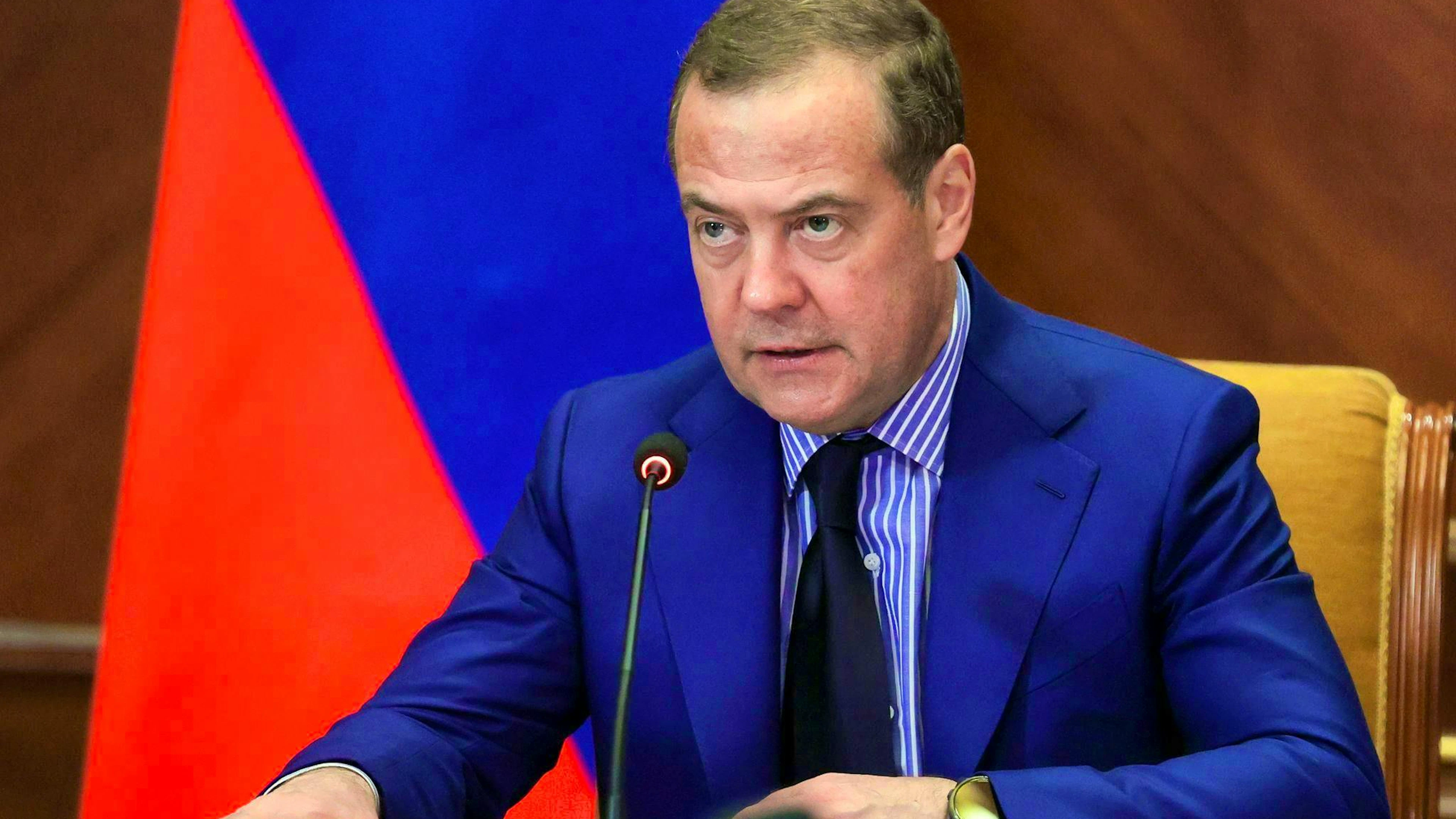 L'ex-président Dmitri Medvedev menace Zelensky de mort.