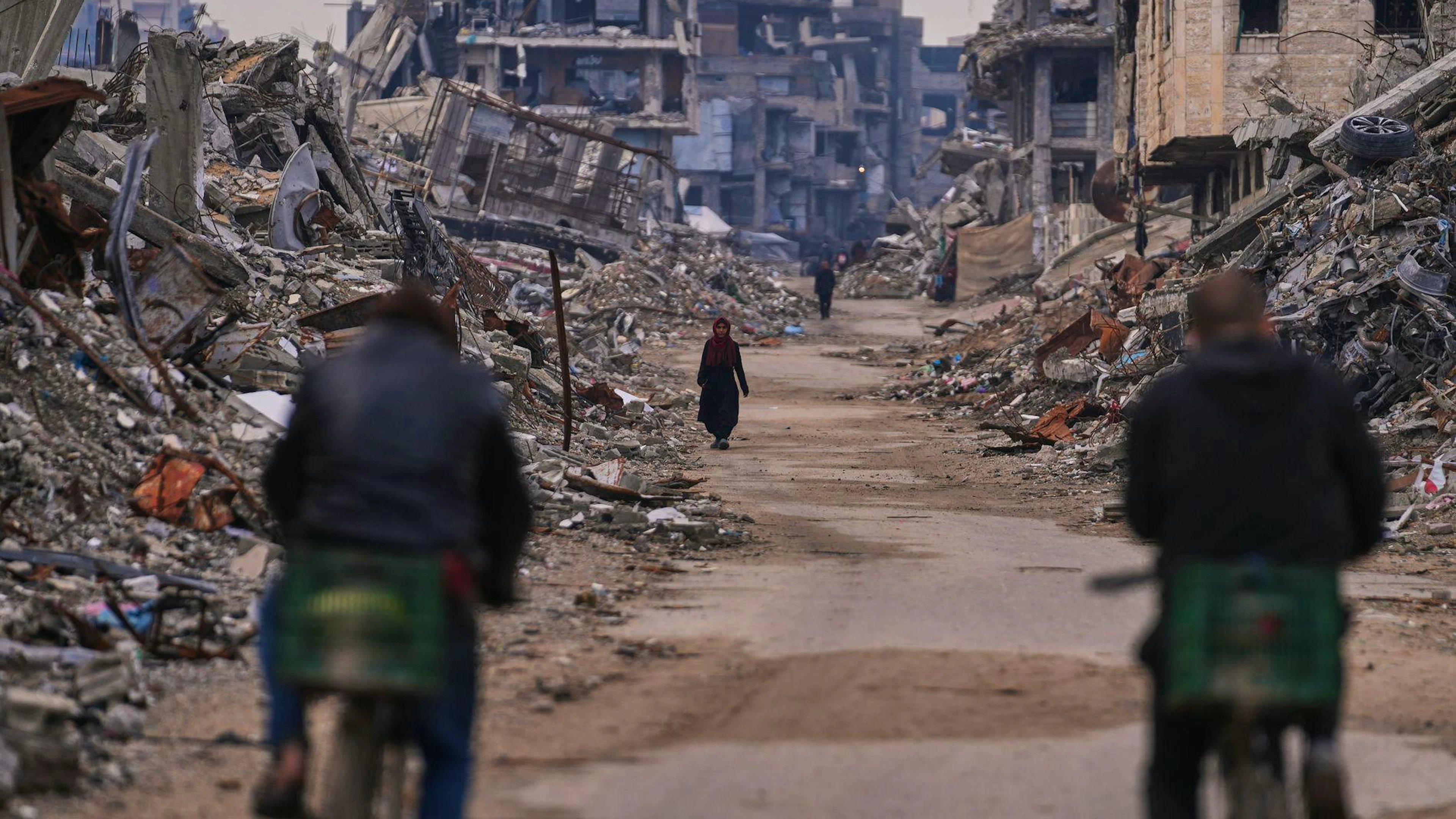 A Gaza City, la popolazione vive tra le macerie.